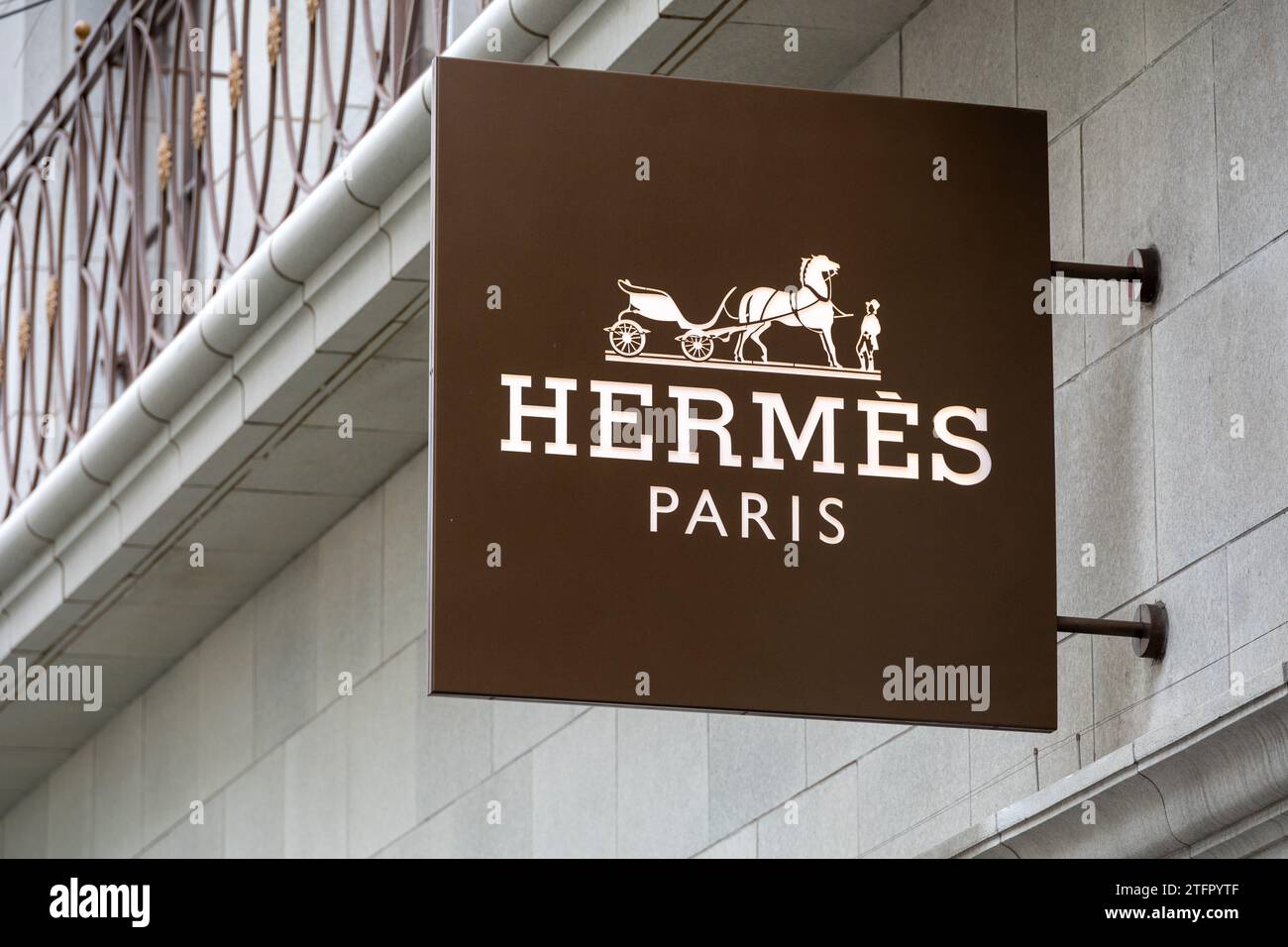 Cartello esterno con logo Hermes of Paris Luxury Goods Retail Store a San Francisco, 24 giugno 2023 Foto Stock