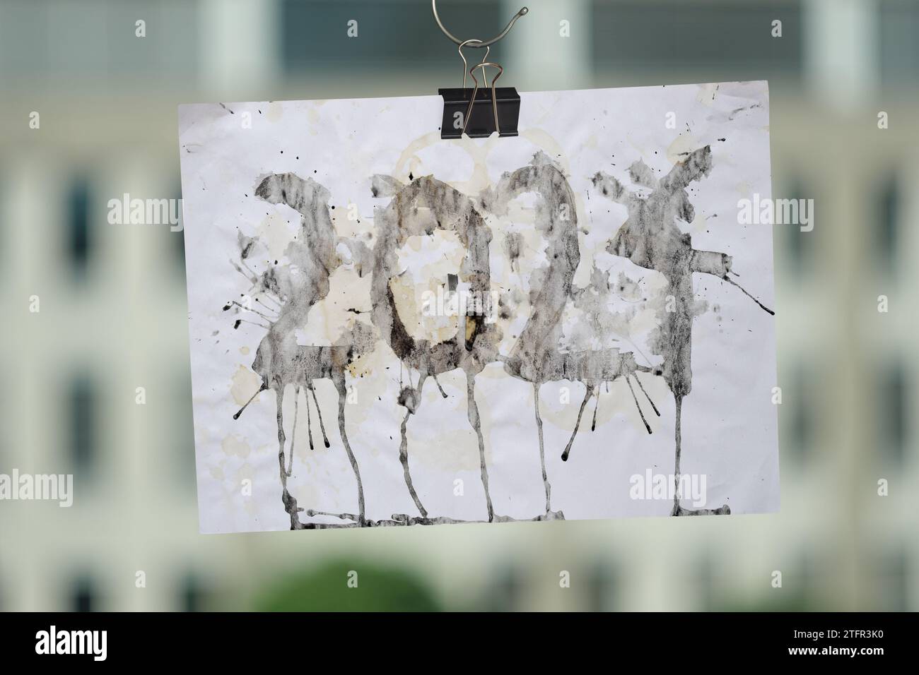 nuovo anno gruntuoso 2024 segno, crisi economica, attività economiche e commerciali e concetto di minacce, edificio per uffici sfocato sul retro Foto Stock