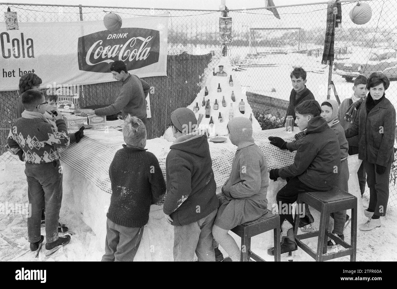 I bambini si sono riuniti in un bar di ghiaccio nei Paesi Bassi, ca. 28 dicembre 1962 Foto Stock