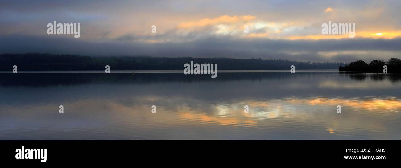 Un'alba nebbiosa sul Loch Lomond da Duck Bay, Balloch Village, West Dunbartonshire, Scozia, Regno Unito Foto Stock