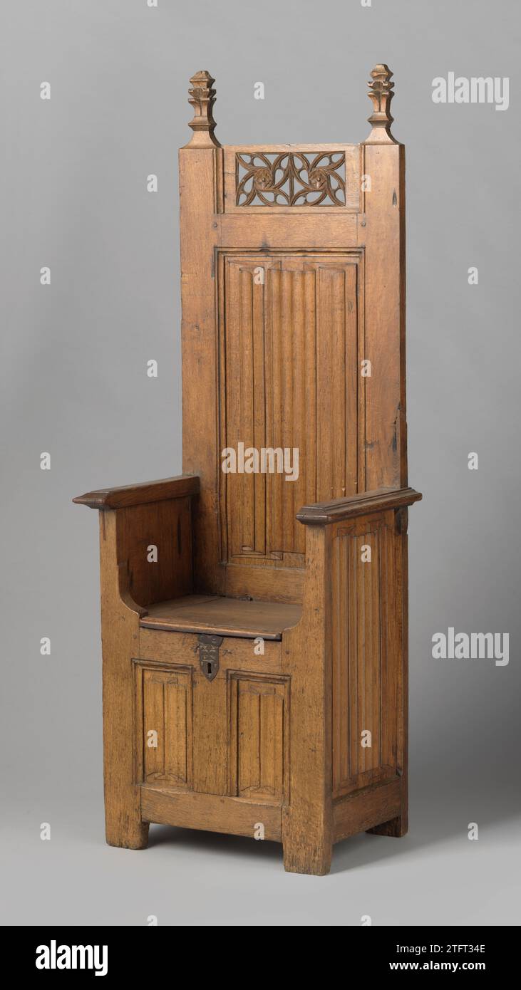 Seduta in rovere con telaio a scatola chiusa., Anonymous, poltrona in quercia 1500 su telaio a scatola chiusa, che funge da vano portaoggetti. Gli stili degli angoli anteriori stretti dal sedile ai braccioli sagomati piatti; sul retro entrano negli schienali alti, sui quali i pinnacoli pugnalati. La scheda anteriore ha due pannelli all'interno della struttura; i lati e il retro ciascuno dei pannelli alti, tutti riempiti con lettere. Sopra il pannello posteriore alto, un pannello rimovibile aperto con motivi a vescica di pesce intorno a due rosette. Legno dei Paesi Bassi meridionali (materiale vegetale). quercia (legno). Ferro (metallo) armatura in quercia Foto Stock