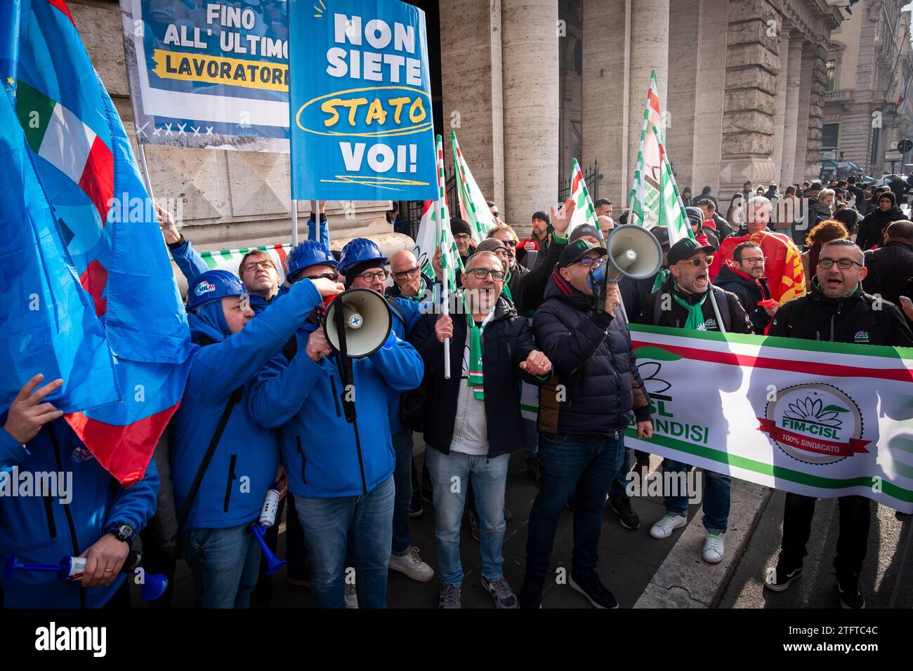 Roma, RM, Italia. 20 dicembre 2023. I lavoratori si riuniscono di fronte a Palazzo Chigi chiedendo l'aiuto del governo sul futuro delle acciaierie Arcelor-Mittal (Credit Image: © Marco di Gianvito/ZUMA Press Wire) SOLO USO EDITORIALE! Non per USO commerciale! Foto Stock