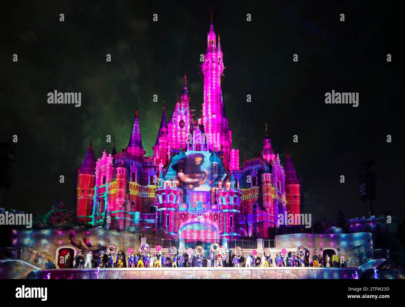 Shanghai. 19 dicembre 2023. Questa foto scattata il 19 dicembre 2023 mostra la cerimonia di apertura della prima terra di Zootopia al mondo nel Shanghai Disney Resort della Shanghai orientale della Cina. Lo Shanghai Disney Resort di martedì ha aperto la prima terra al mondo di Zootopia mentre la Walt Disney Company cerca di sfruttare ulteriormente il crescente mercato cinese dei viaggi. La nuova terra a tema, basata sul film di grande successo "Zootopia" dei Walt Disney Animation Studios, aprirà ufficialmente al pubblico mercoledì, annunciato lo Shanghai Disney Resort. Crediti: Liu Ying/Xinhua/Alamy Live News Foto Stock