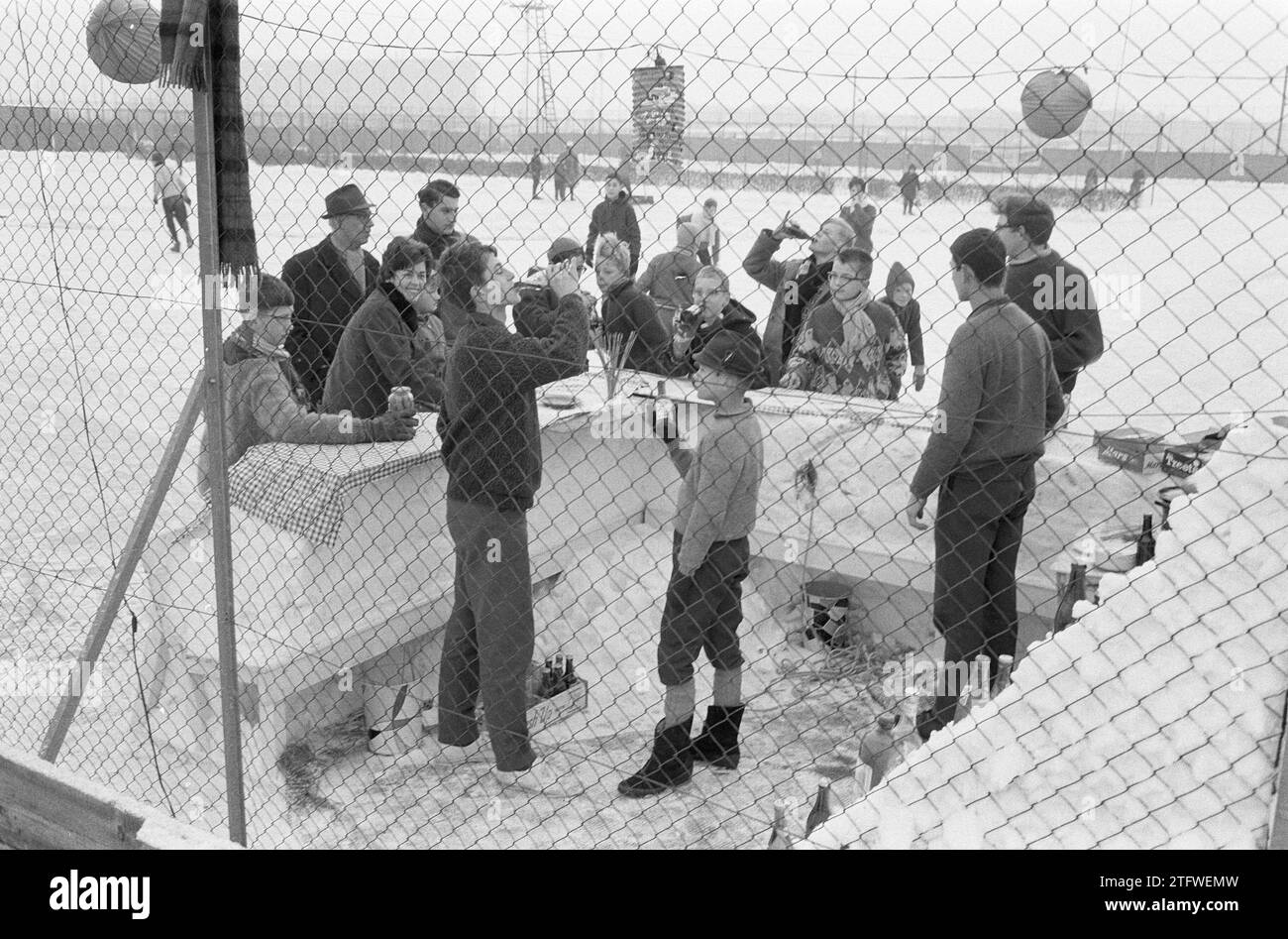 I bambini si sono riuniti in un bar di ghiaccio nei Paesi Bassi, ca. 28 dicembre 1962 Foto Stock
