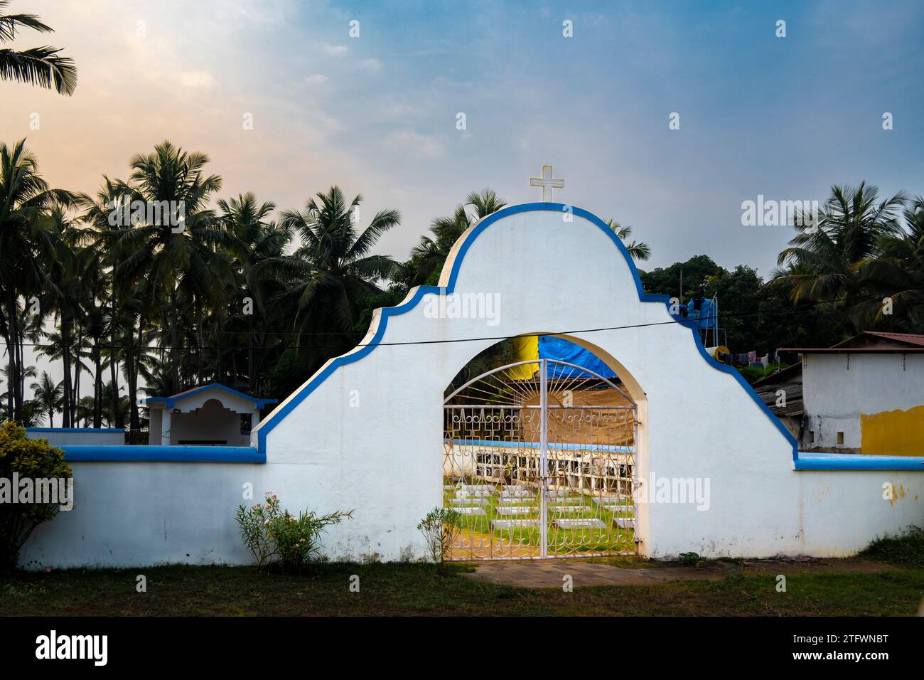 Agonda, Goa, India, un ingresso al cimitero cristiano con architettura in stile portoghese e indiano, solo editoriale. Foto Stock