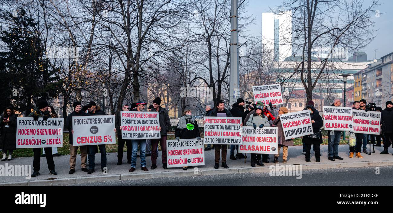 I cittadini protestano di fronte all'edificio dell'OHR Foto Stock