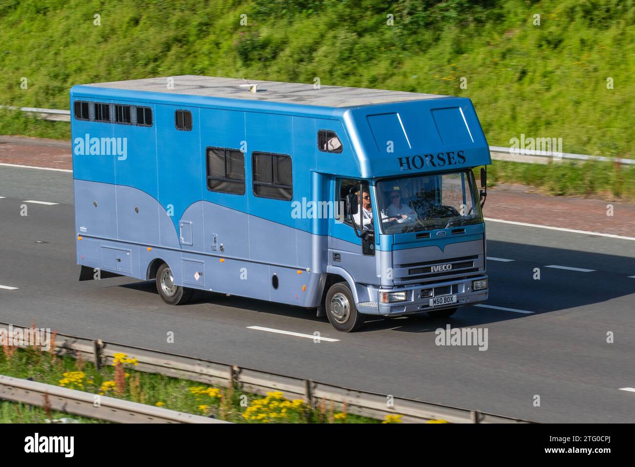 2000 Blue IVECO-FORD 75E15 DAY Van, camion diesel da 5861 cc; viaggia sull'autostrada M6 nel Regno Unito Foto Stock