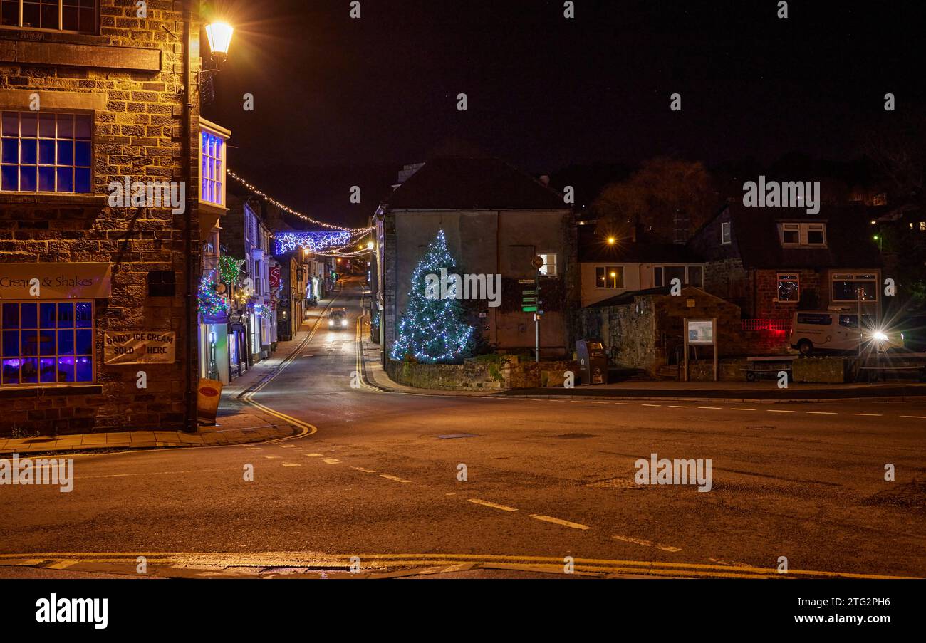 Decorazioni natalizie serali al Pateley Bridge. North Yorkshire.UK Foto Stock