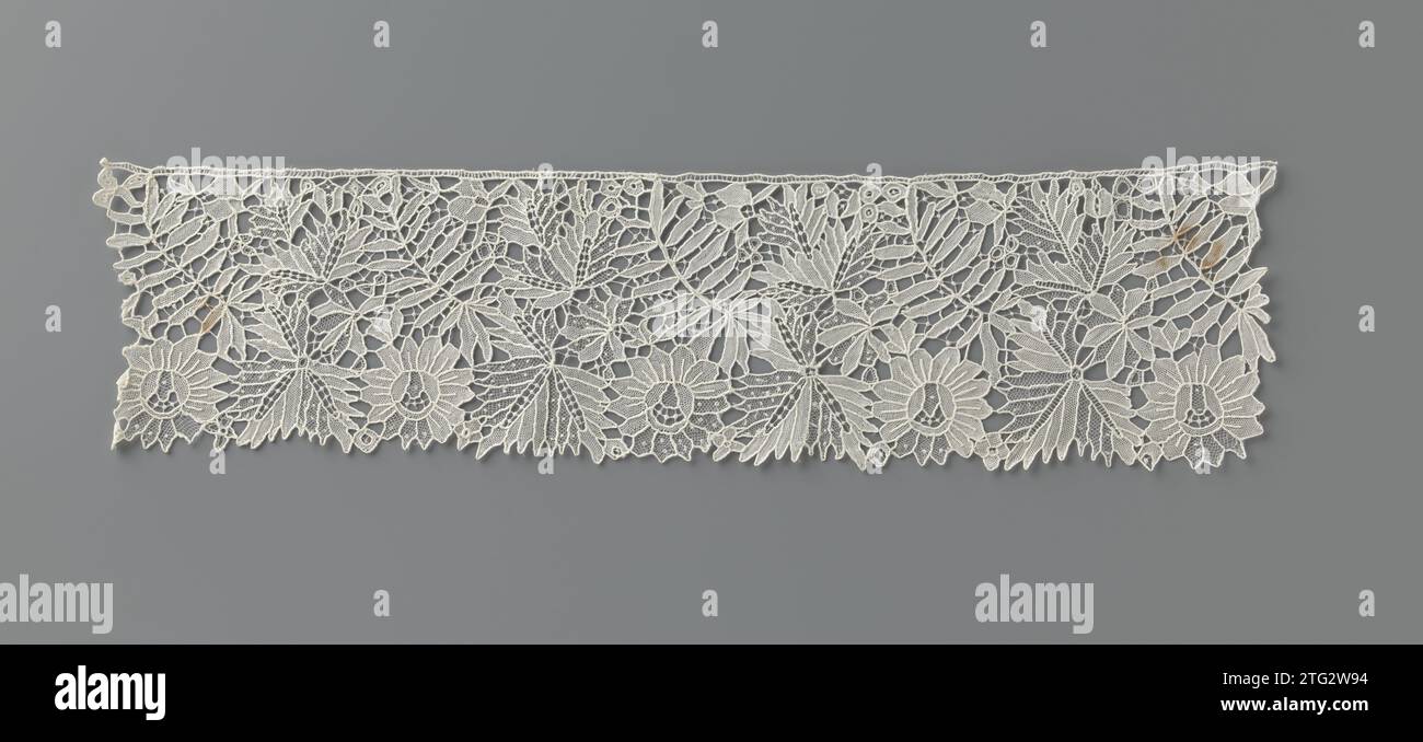 Striscia di lato ago con foglie incise, anonimo, c. 1900 Schema di camminata di foglie incise sopra una rosa e una tre foglie, che insieme formano la linea esterna con denti acuti. Barre a croce con bottone (terreno di lunghe barre a X con un ragno). Il Remplis è costituito da buchi a bottone e da un gazé a lunga distanza. Lato tedesco: 'Carlsbader Points'. Karlsbad (Germania) (forse) lino (materiale) motivo a piedi di foglie incise sopra una rosa e una tre foglie, che insieme formano la linea esterna con denti acuti. Barre a croce con bottone (terreno di lunghe barre a X con un ragno). Il Remp Foto Stock