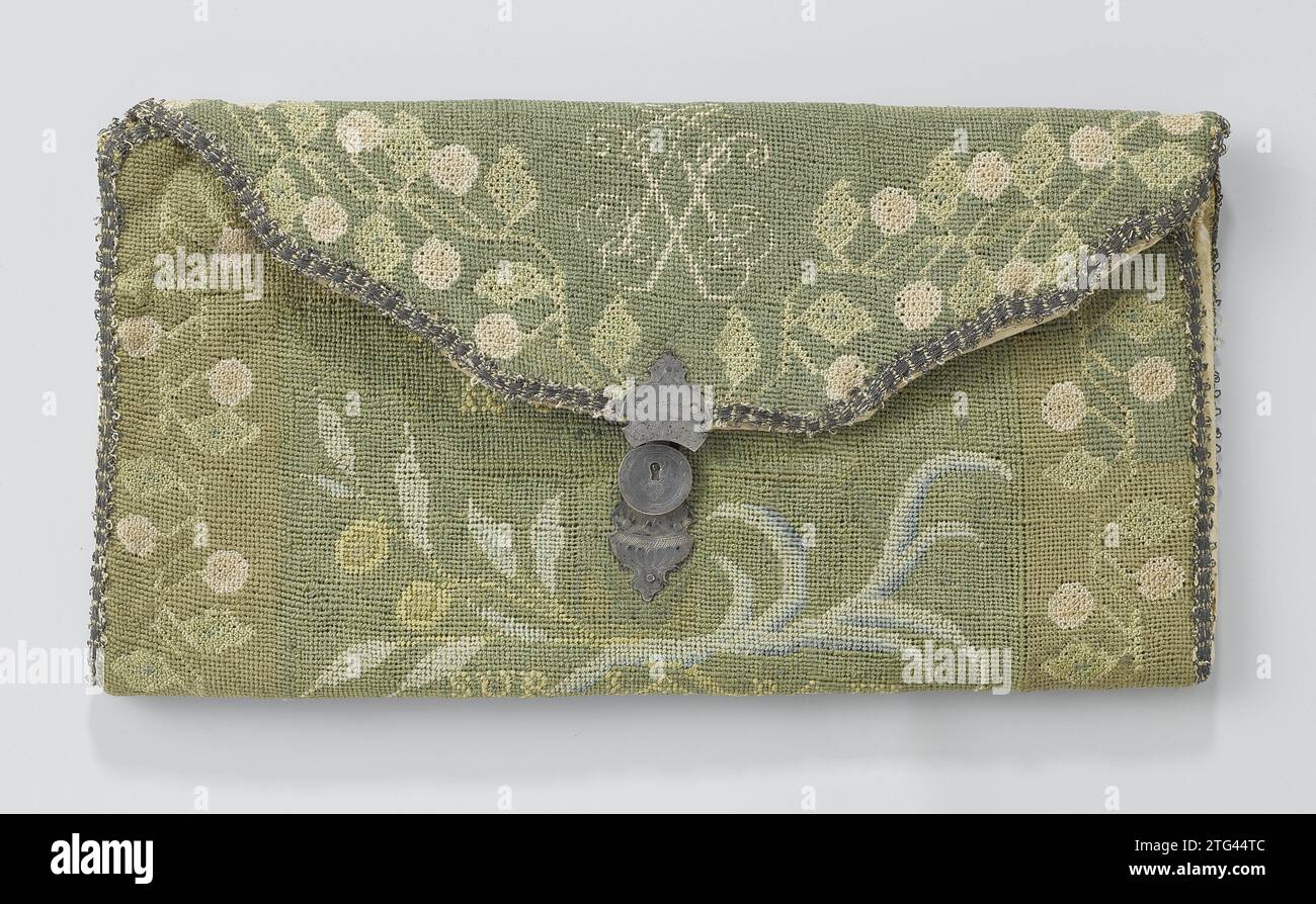 Borsa per lettere in carta spessa coperta da ricami petitpoint, in cui il monogramma di Admiraal Isaac Sweers, con fessura in argento incisa, anonima, c. 1700 - c. 1715 sacchetto per lettere o portafoglio di carta spessa ricoperta di ricami petitpoint, in cui il monogramma di Admiraal Isaac Sweers, con lucchetto in argento inciso. Modello: Busta con trasbordo che si chiude al centro per mezzo di un lucchetto in argento inciso. Due corsi con partizione. Foderato in seta rosa. Manca la chiave della serratura. Decorazione: Rivestita con motivo su cui un brodo verde è ricamato in Petitpoint, circondato da vincita Foto Stock