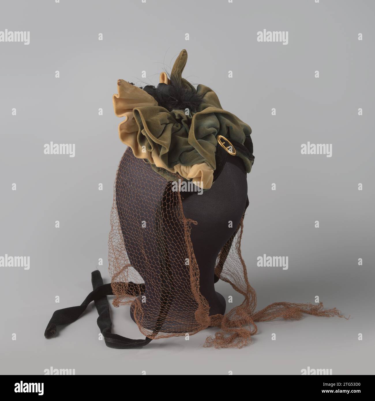 Hoed, presumibilmente Hooding di velluto verde e bianco con banda nera di velluto e corsage, oltre a un aigrette e una fibbia di rame, voile marrone, anonimo, c. 1885 - c. 1895 Kapothoed di velluto verde e bianco e di velluto nero. Corsage nero, lato nero con filo di ciniglia. Piccola aigrette nera, fibbia in rame, voile marrone. Per l'usura della testa, cappello con valvola rudimentale su una staffa di riempimento del filo metallico, ricoperta di velluto. L'arco ad ampio raggio si imbatte nella Kokarde di Velvet. Al centro di un piccolo arco di velluto con un corsage. Paesi Bassi (possibilmente) interi: velluto (tessuto). intero:. Co Foto Stock