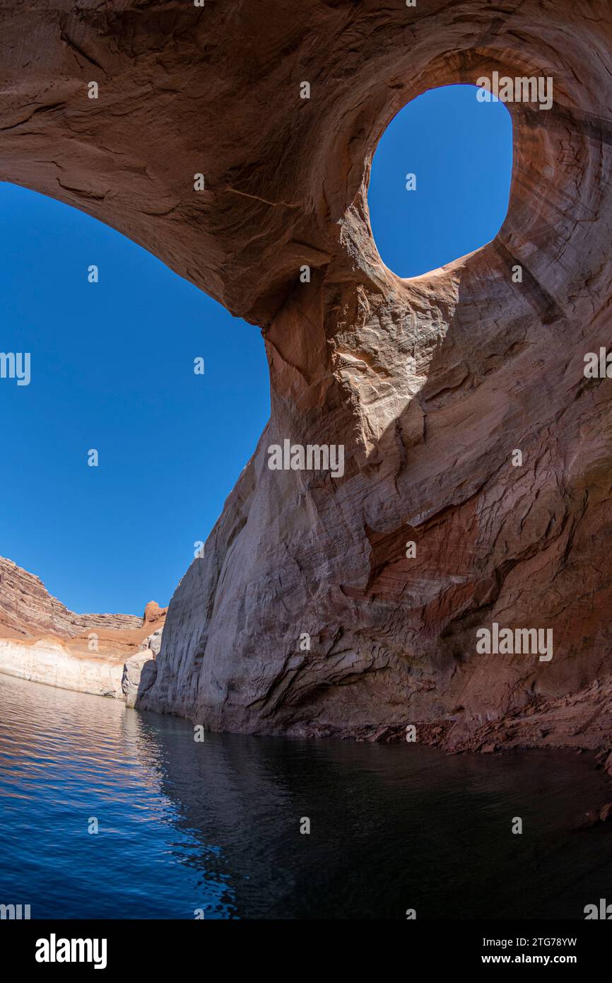 Arch a Rock Creek Bay, Lake Powell, Utah Foto Stock
