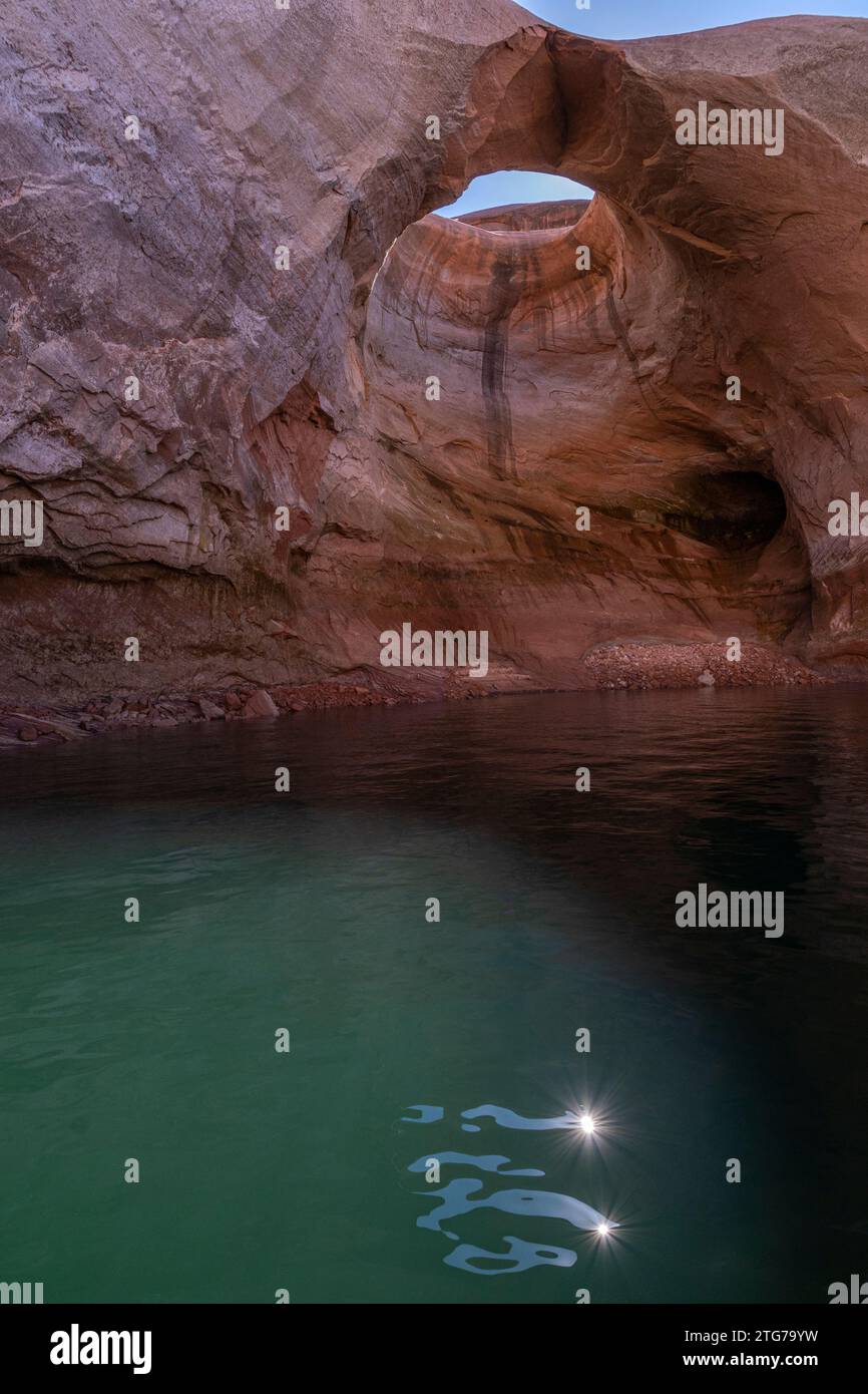 Arch a Rock Creek Bay, Lake Powell, Utah Foto Stock