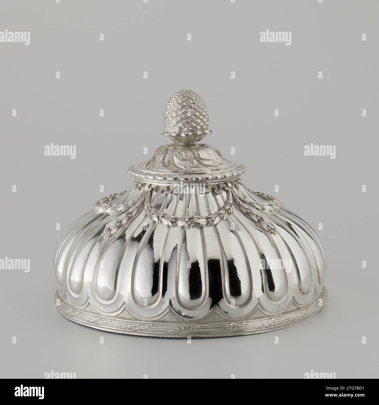 Coperchio in argento, Jacques-Nicolas Roëttiers, c. 1772 - c. 1773 tondo, coperchio alto in argento. A forma di cupola, che si innalza e coronata da un ananas come bottone. Argento Parigi (metallo) rotondo, alto coperchio d'argento. A forma di cupola, che si innalza e coronata da un ananas come bottone. Argento Parigi (metallo) Foto Stock