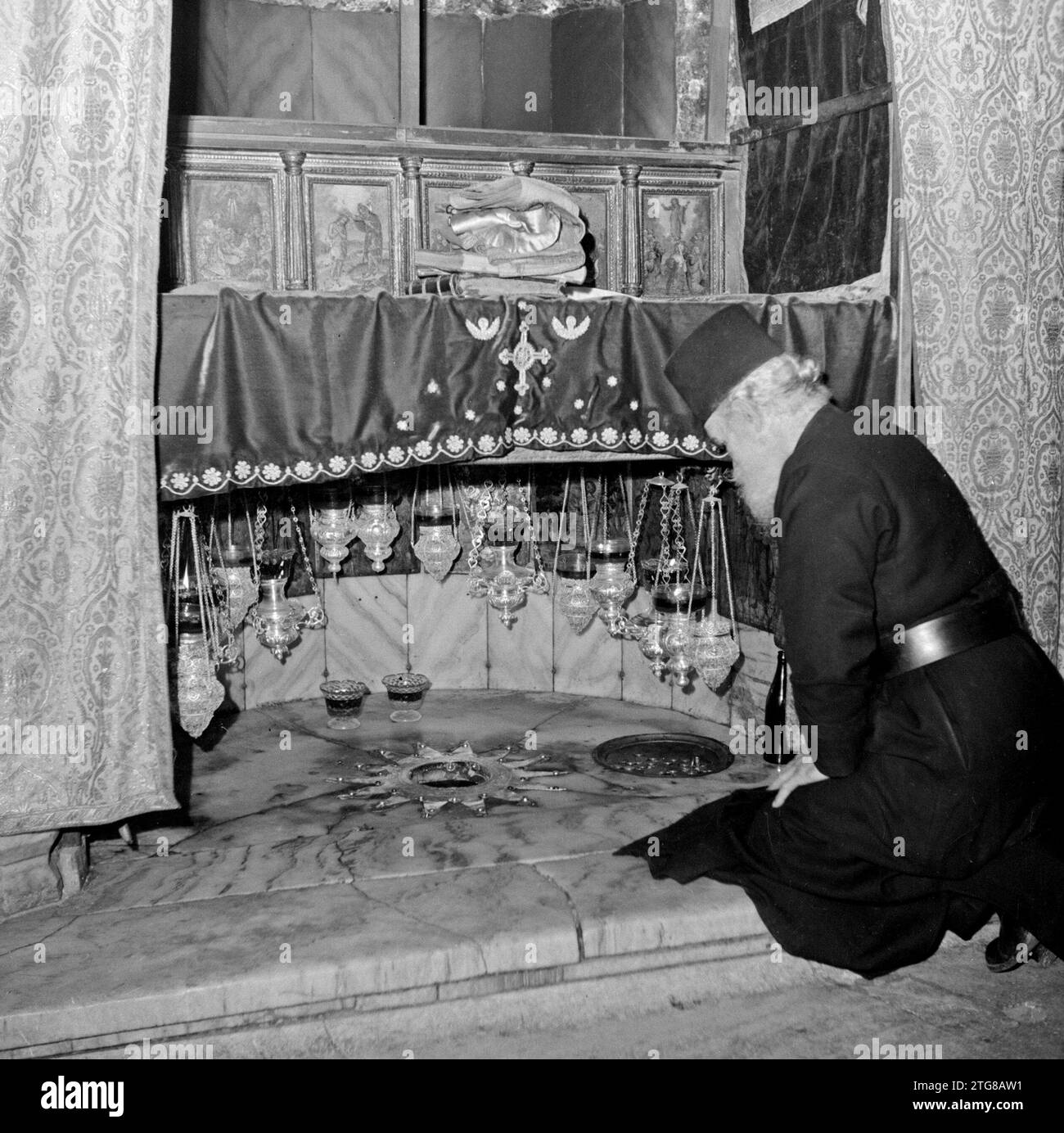 Patriarca nel luogo di nascita di Gesù nella grotta sotto la Chiesa