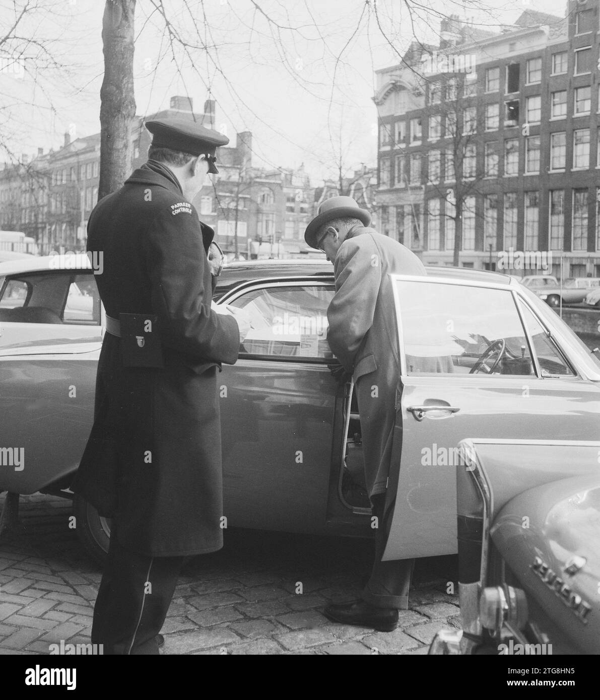 Zona blu tra Vijzelstraat e Leidsestraat sul lato dispari, un addetto al parcheggio controlla i dischi ca. 14 aprile 1964 Foto Stock