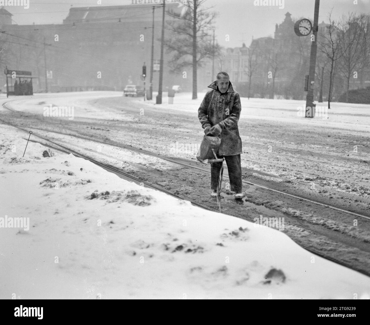 Amsterdam nella neve, i dipendenti della Municipal Transport Company che pulisce la neve, CA. 30 dicembre 1962 Foto Stock