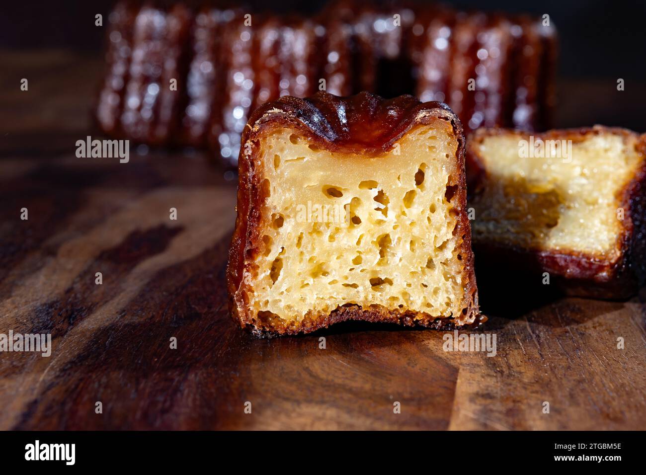 Canele, pasticceria francese aromatizzata con rum e vaniglia, crema pasticcera morbida e tenera e specialità crosta caramellata scura della regione di Bordeaux, Francia Foto Stock