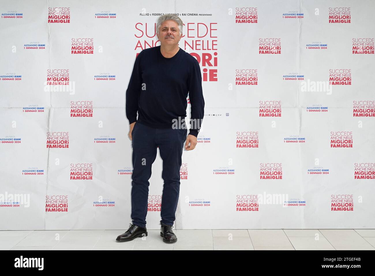 Roma, Italia. 20 dicembre 2023. Dino Abbrescia partecipa al photocall del film Succede anche nelle migliori famiglie al Palazzo le Meriedien Visconti. Credito: SOPA Images Limited/Alamy Live News Foto Stock