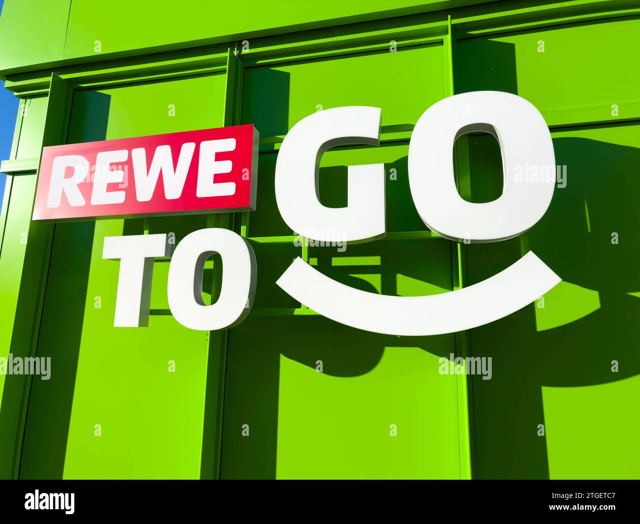 Baviera, Germania - 18 dicembre 2023: Logo REWE To Go in una stazione di servizio *** REWE To Go Logo an einer Tankstelle Foto Stock