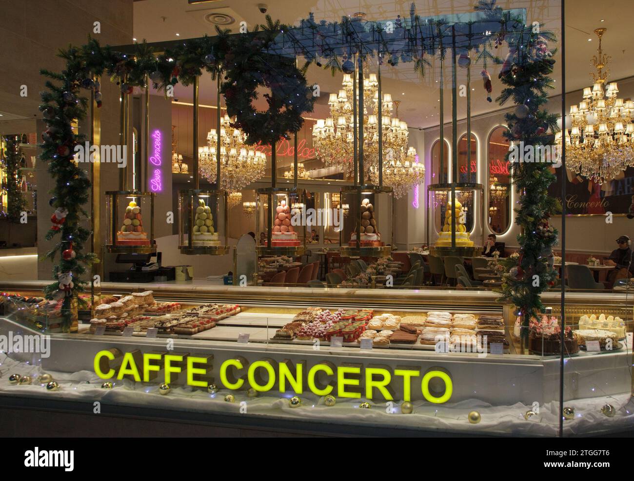 La vetrina natalizia dell'elegante Caffe Concerto, che si trova in una posizione privilegiata nel Carrousel du Louvre, a Parigi, in Francia Foto Stock