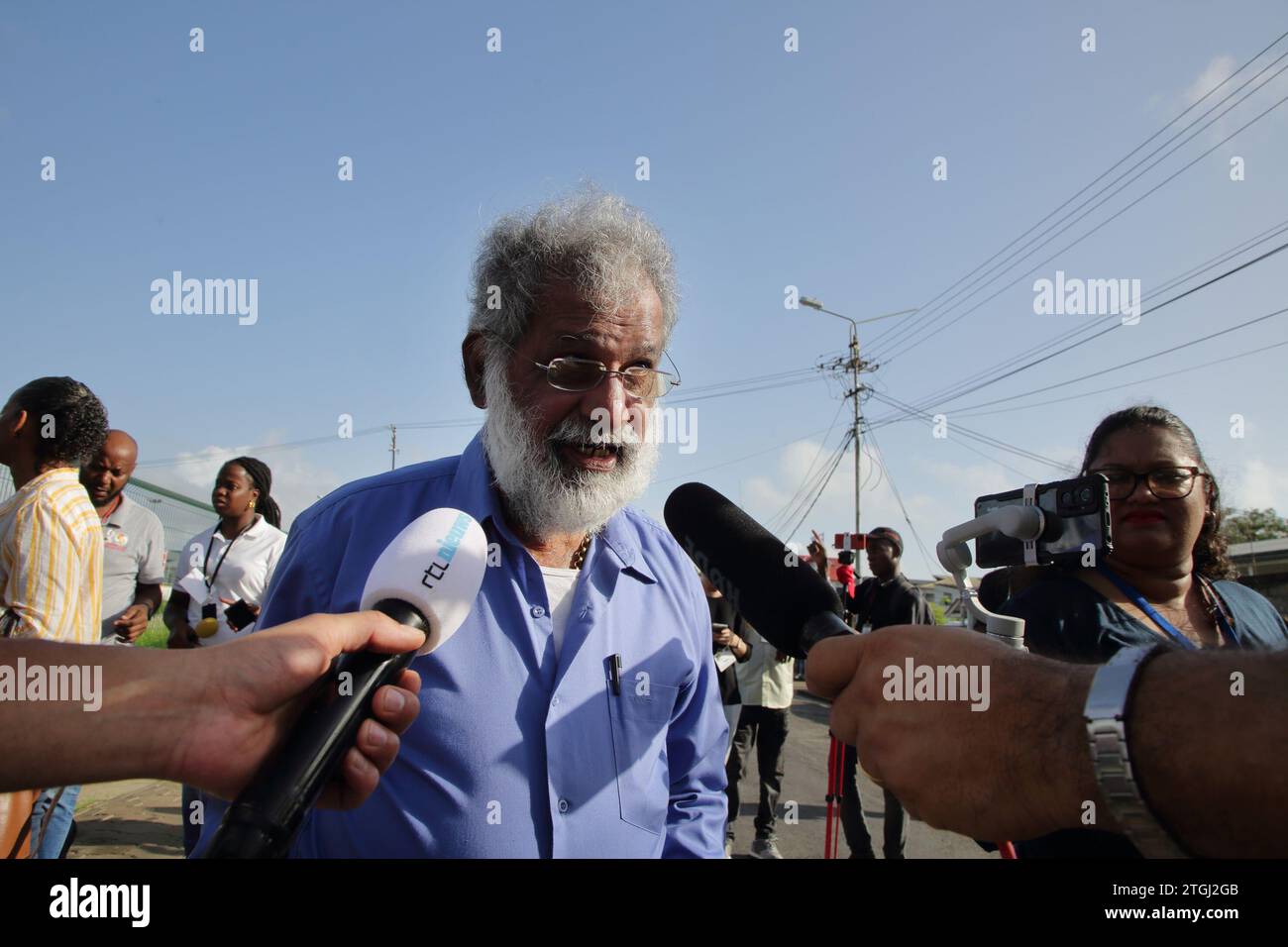 PARAMARIBO - l'avvocato Irvin Kanhai di Desi Bouterse e altri quattro sospettati dopo il verdetto finale nel caso penale relativo agli omicidi di dicembre del 1982 in cui morirono quindici uomini indifesi. L'ex presidente del Suriname Desi Bouterse è stato condannato a vent'anni di carcere per il suo ruolo negli omicidi. ANP RANU ABHELAKH netherlands OUT - belgio OUT Foto Stock