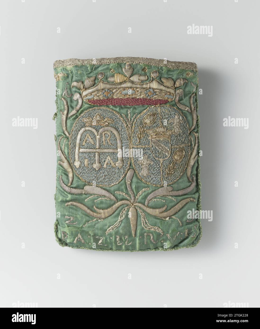 In un modello piatto e rettangolare di seta verde, sul quale da un lato un doppio medaglione coronato e dall'altro un cappello duke sotto il quale Leeuw ricamava, anonimo, 1725 Beurs in un modello piatto rettangolare di seta verde, con filo oro e argento e ricamato Vloszijde blu e rosso. Da un lato un doppio medaglione coronato con sfondo blu ricamato. A sinistra una "M" coronata, la cui gamba centrale è attraversata da una linea orizzontale, creando quattro aree con le lettere "a", "R", "i" e "A", in filo d'argento. Nell'altro medaglione due gigli francesi e due cardo (. Foto Stock