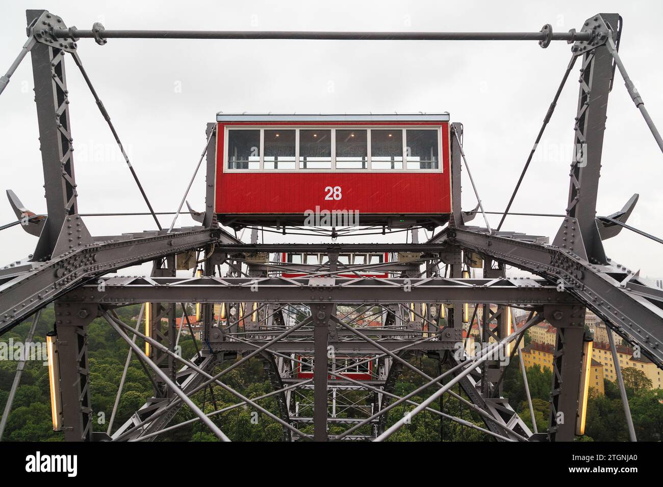 VIENNA, AUSTRIA - 15 MAGGIO 2019: Questo è un tradizionale carro rosso su una vecchia ruota panoramica nel Prater Park. Foto Stock