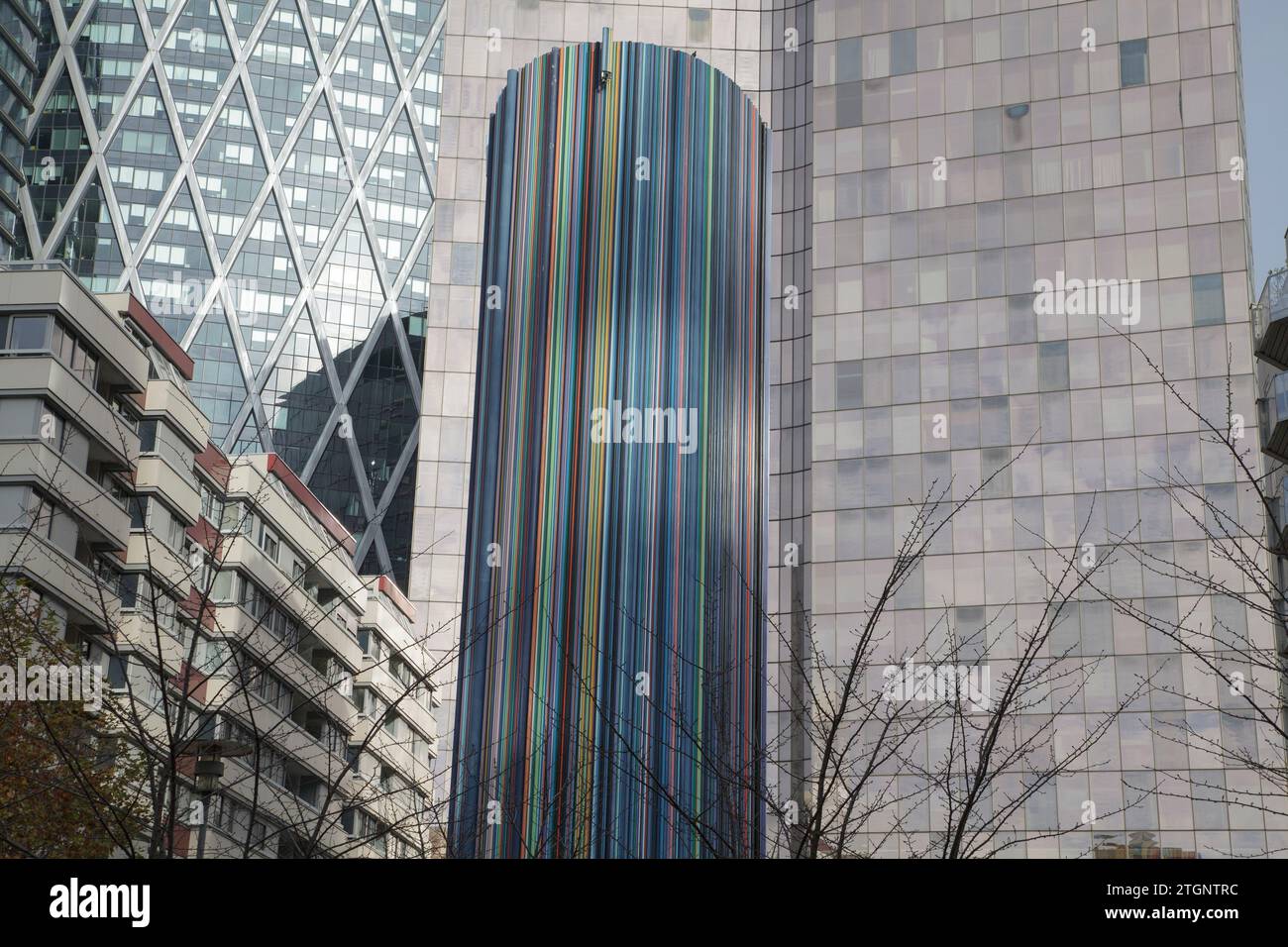 The Moretti (1995) è un'opera di Raymond Moretti alla Defense di Parigi. Utilizza tubi in fibra di vetro per coprire uno sfiato dell'aria da 32m mm Foto Stock