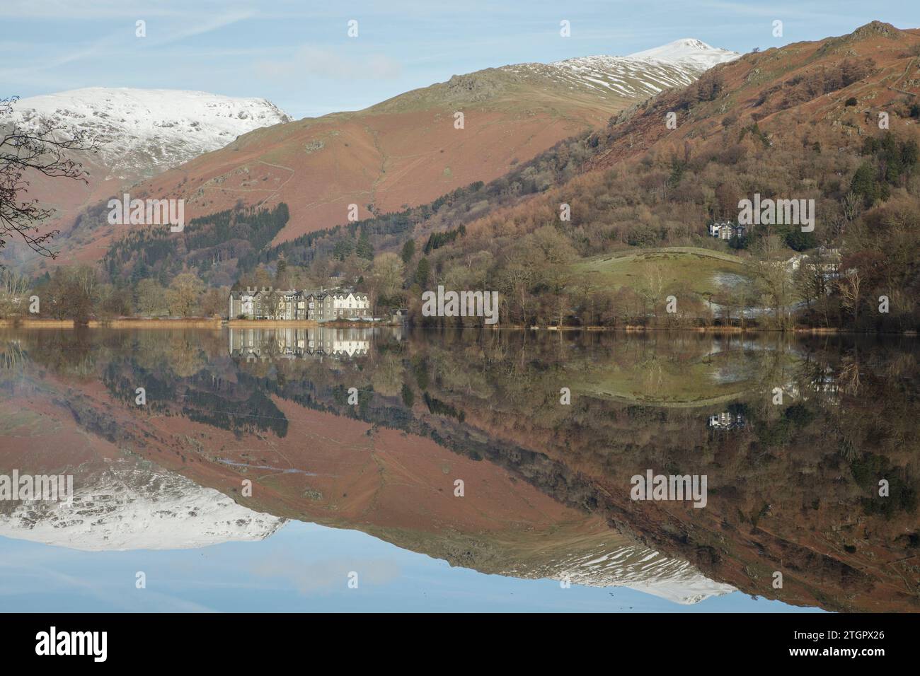 Una tranquilla mattinata d'inverno sulla riva di Grasmere, nel Lake District Foto Stock