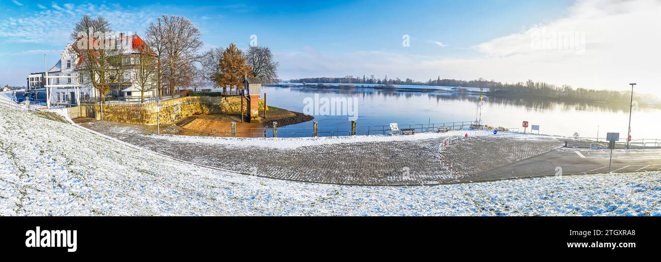 Zollenspieker Ferry House in inverno all'Elba a Kirchwerder, Amburgo, Germania Foto Stock