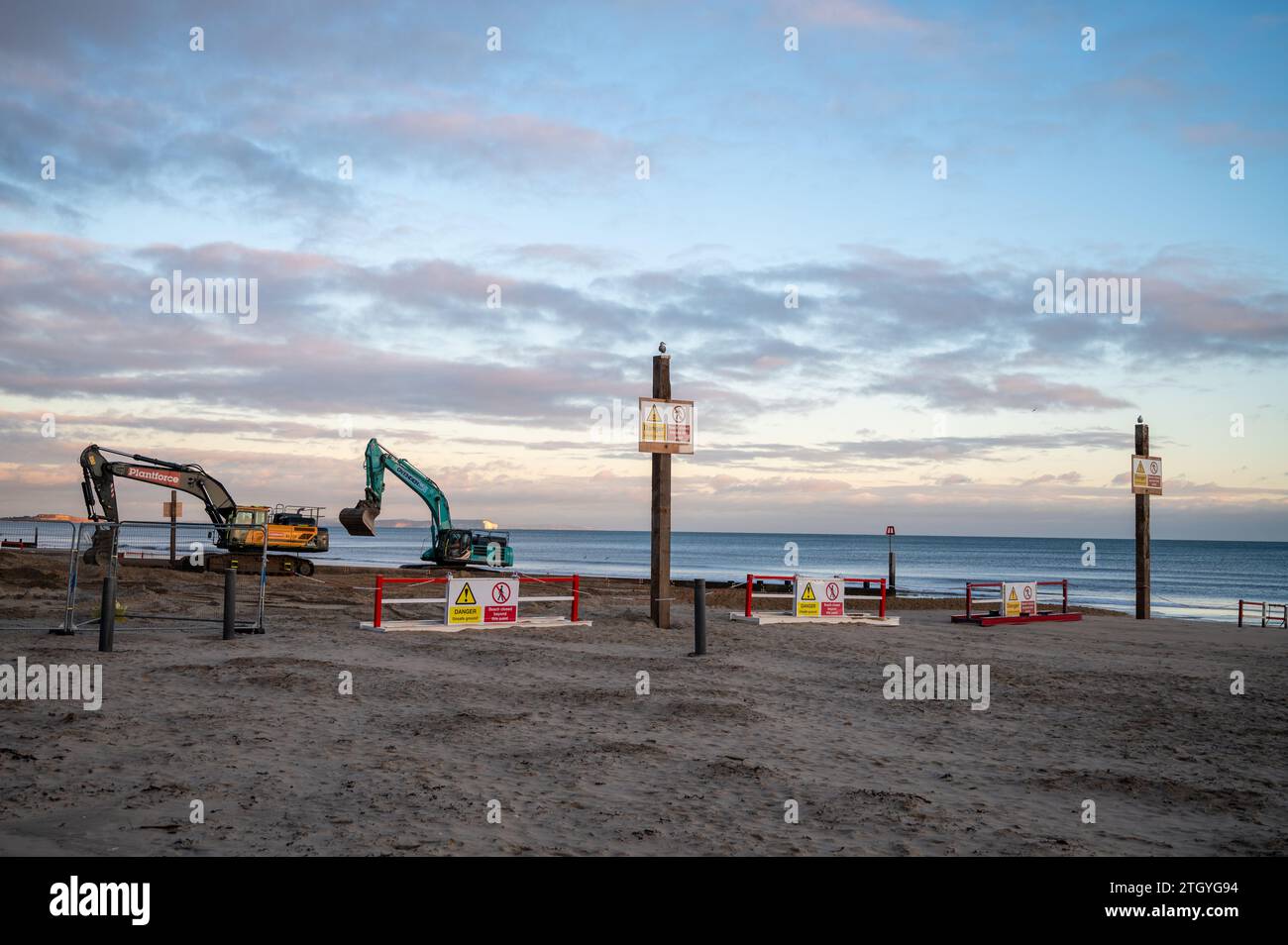 La spiaggia di Bournemouth, che si occupa della manutenzione, organizza la sabbia intorno a nuove barriere lungo la costa Foto Stock