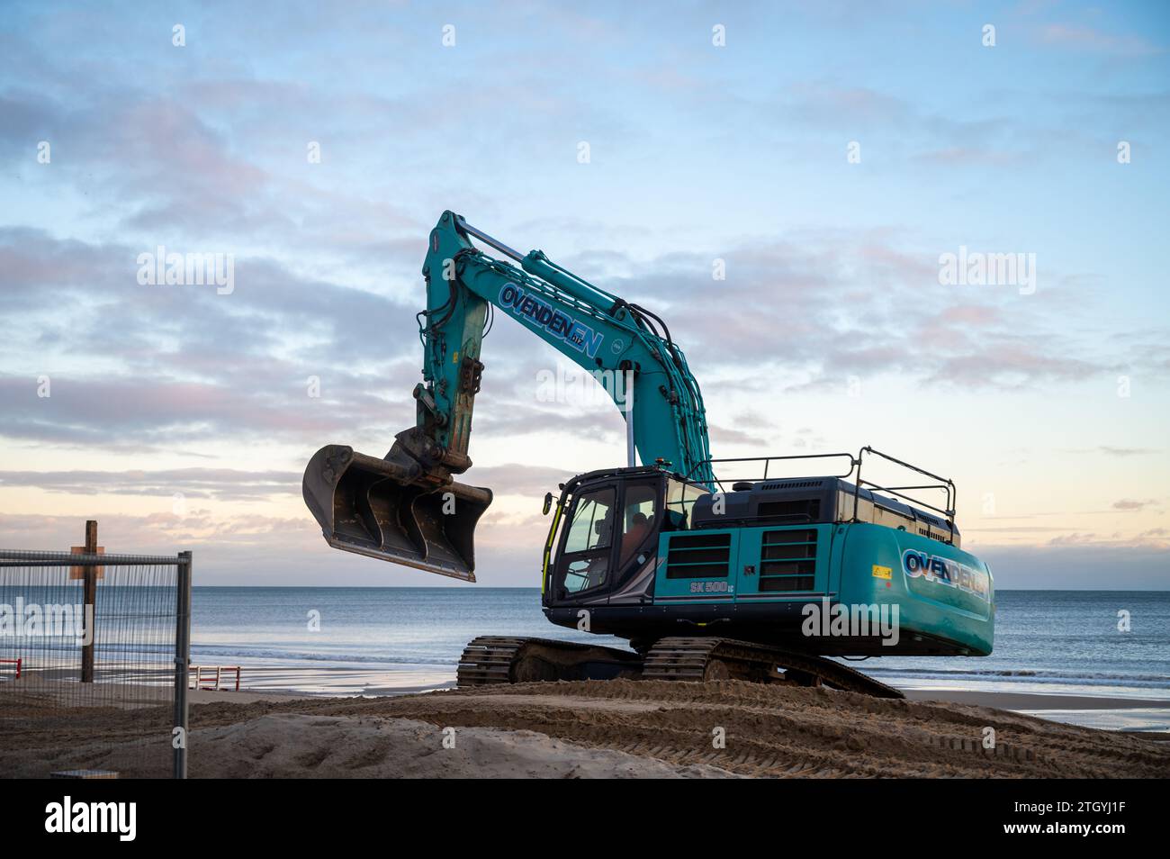 La spiaggia di Bournemouth, che si occupa della manutenzione, organizza la sabbia intorno a nuove barriere lungo la costa Foto Stock