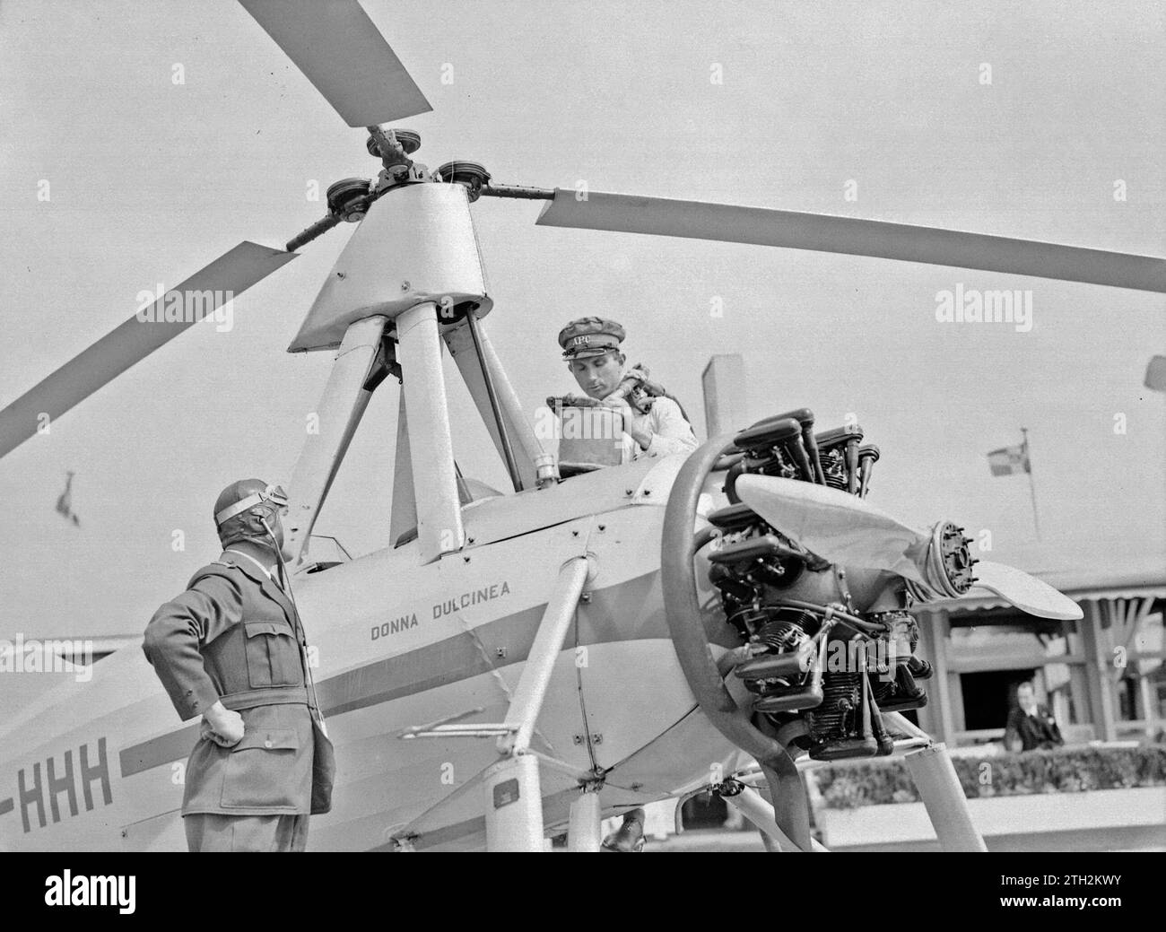 Rifornimento della Cierva autogyro PH-HHH (donna Dulcinea) della Scuola di aviazione olandese di Rotterdam Waalhaven. ca. 1935 Foto Stock