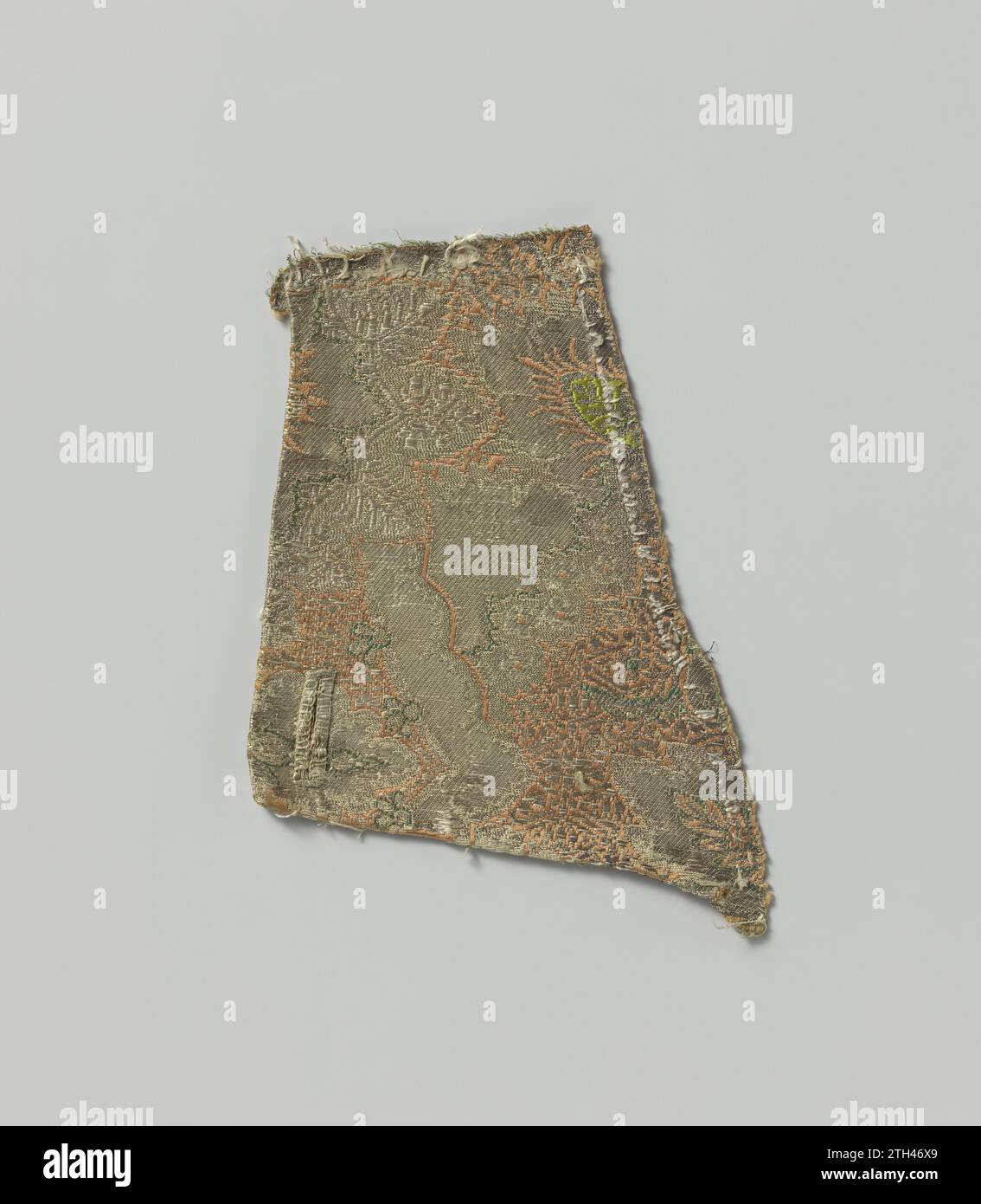 Frammento di brocatel multicolore, 1775 - 1800 cinque frammenti di tessuto di seta. Ordito di seta marrone con impatti di filo d'argento e di lato bianco, verde, rosa e rosso-marrone. Il disegno è costituito da grandi medaglioni a forma di diamante in cui foglie e motivi di frutta. Nota: Lati propri; unire piccoli frammenti; twill, raso, larghezza 1 cm. Seta di diversi tipi e colori. seta. lino (materiale). Broccia con filetto metallico cinque frammenti di tessuto di seta. Ordito di seta marrone con impatti di filo d'argento e di lato bianco, verde, rosa e rosso-marrone. Il disegno è costituito da grandi medaglioni a forma di diamante in cui la foglia A. Foto Stock