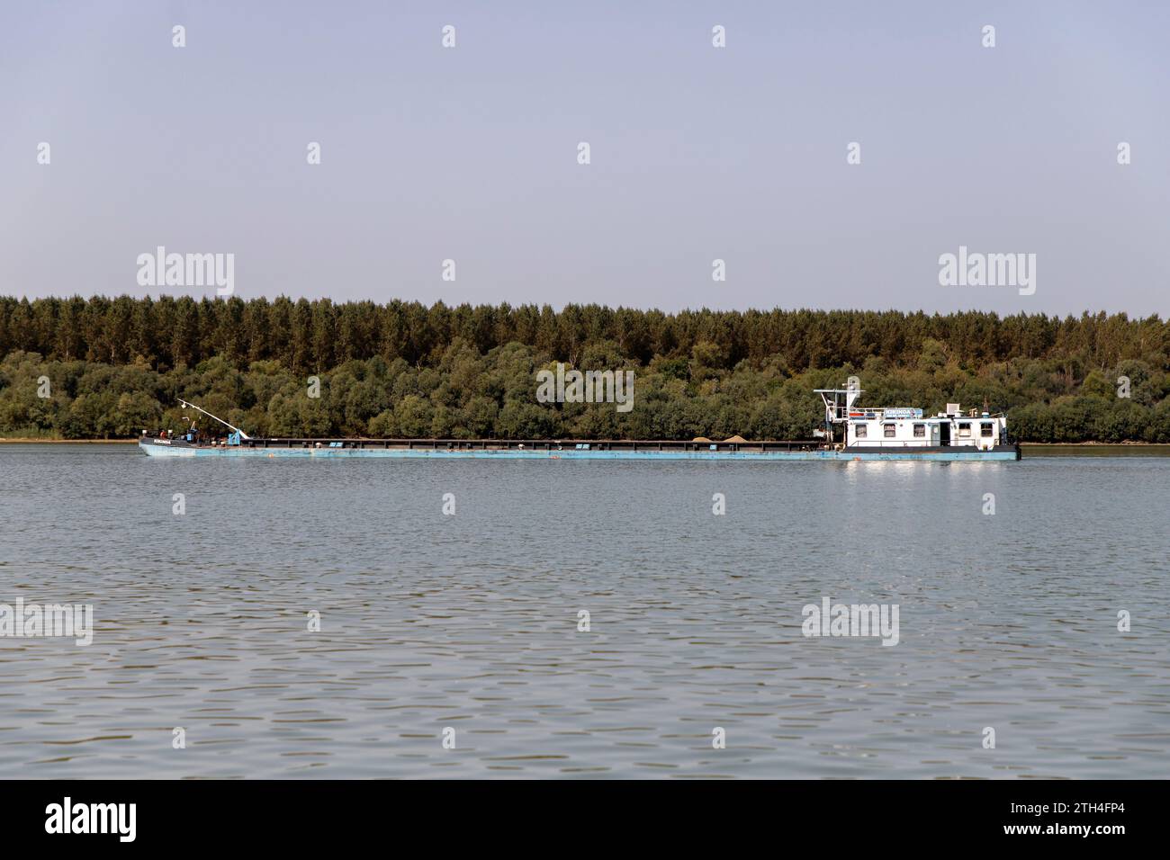 Una chiatta fluviale interna che naviga lungo il Danubio Foto Stock