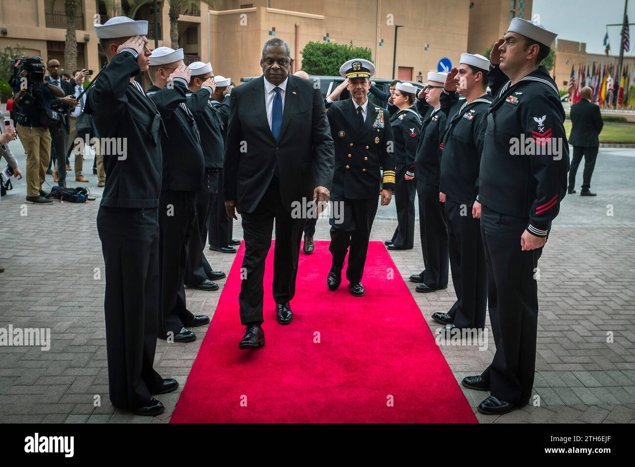 Manama, Bahrain. 19 dicembre 2023. Il Segretario alla difesa degli Stati Uniti Lloyd Austin, a sinistra, e il Vice Adm. Brad Cooper, Comandante, U.S. Naval Forces Central Command arrivano a Naval Support Activity, per discutere delle maggiori minacce alla sicurezza marittima, 19 dicembre 2023 a Manama, Bahrein. Crediti: Chad McNeeley/DOD Photo/Alamy Live News Foto Stock