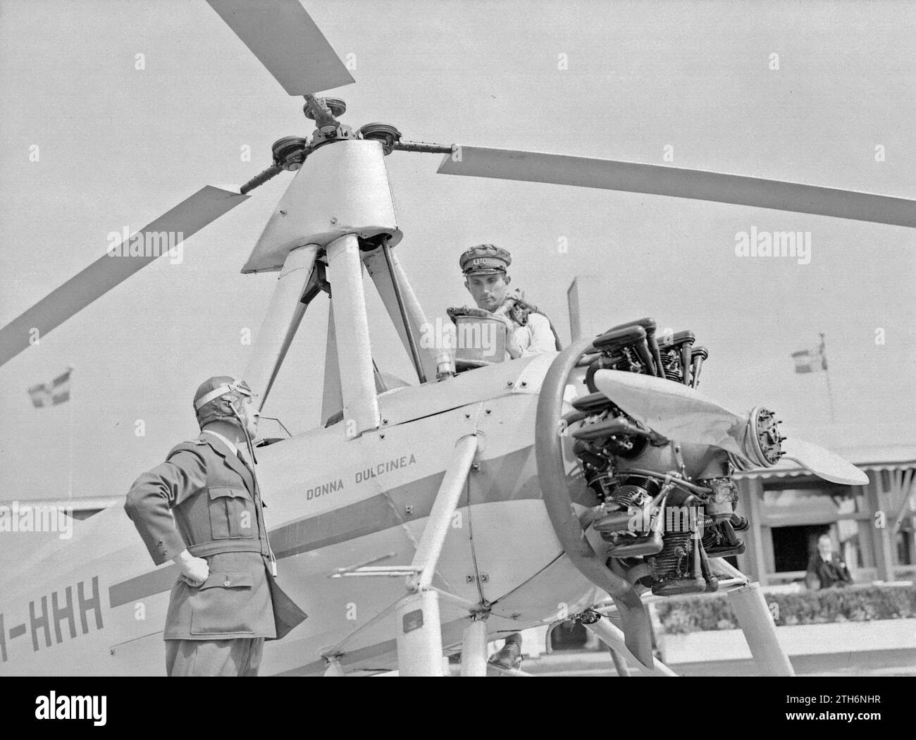 Rifornimento della Cierva autogyro PH-HHH (donna Dulcinea) della Scuola di aviazione olandese di Rotterdam Waalhaven. ca. 1935 Foto Stock