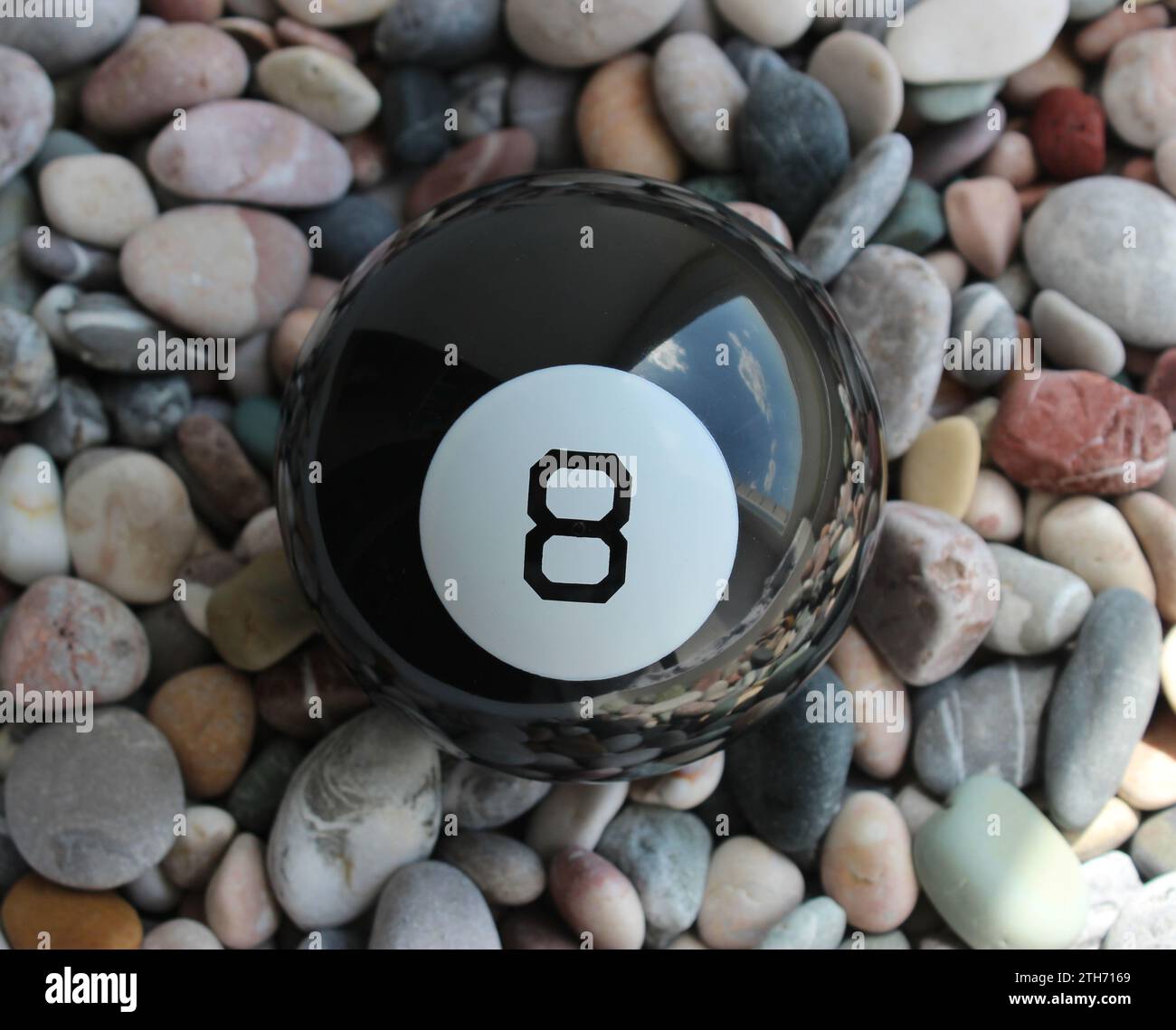 8 pallone da piscina numerato su Una vista angolare della superficie delle pietre marine Foto Stock