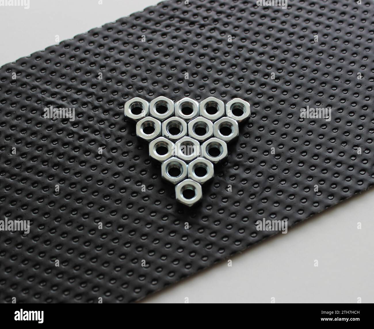 Dadi esagonali sotto forma di segno di gioco su Un pannello di protezione in plastica su Una superficie bianca Foto Stock