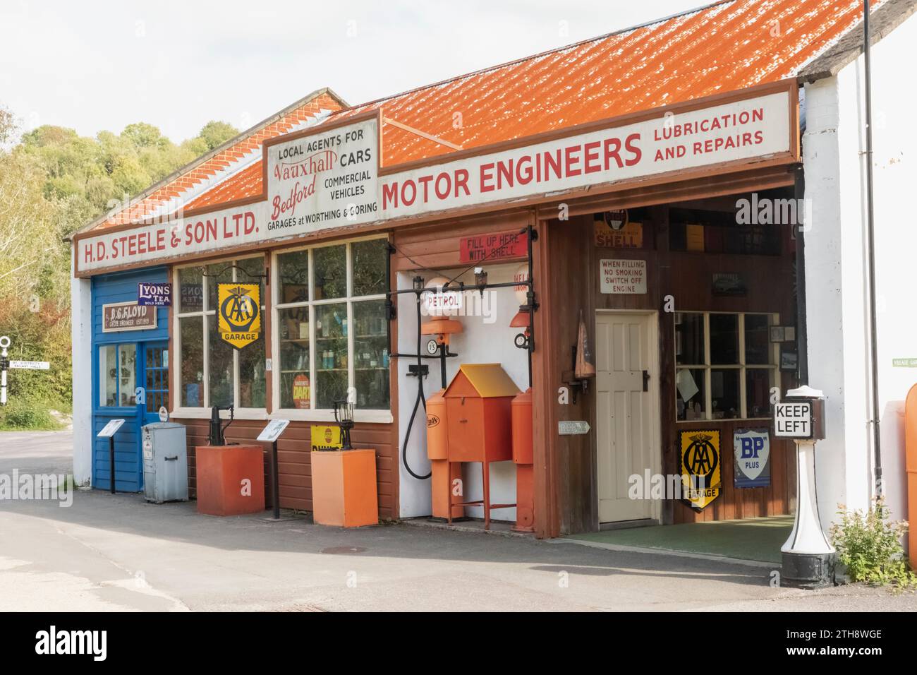 Inghilterra, West Sussex, Arundel, Amberley Museum and Heritage Centre, Historical Country Garage Foto Stock