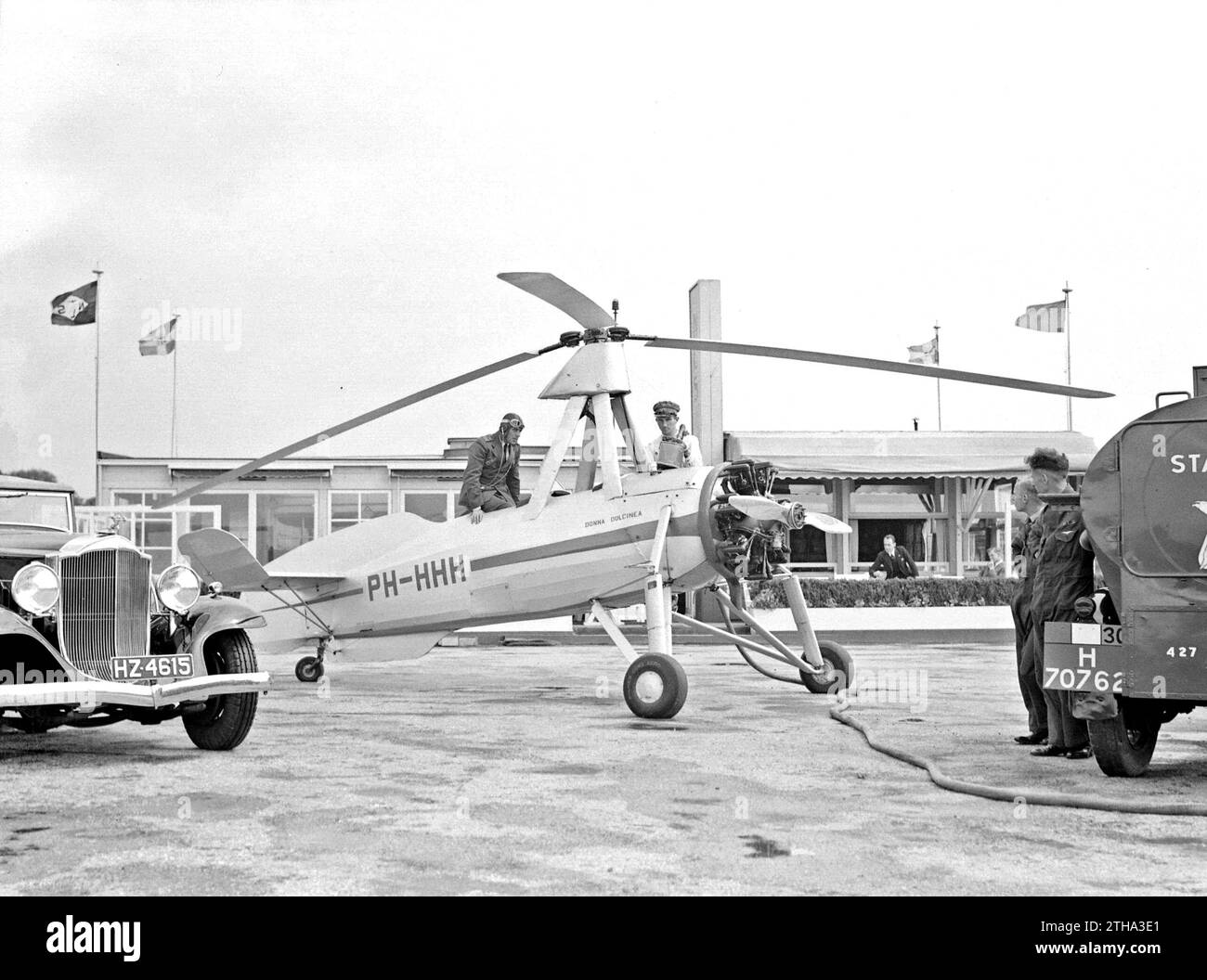 Rifornimento della Cierva autogyro PH-HHH (donna Dulcinea) della Scuola di aviazione olandese di Rotterdam Waalhaven. ca. 1935 Foto Stock