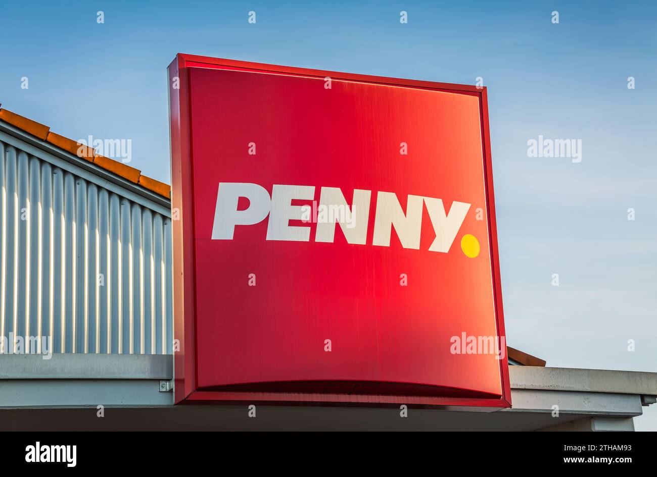 Hockenheim, Germania, 18 dicembre 2023: Insegna di Penny. Penny è una catena tedesca di supermercati a prezzi scontati di proprietà del gruppo Rewe con molte sedi in Europa Foto Stock