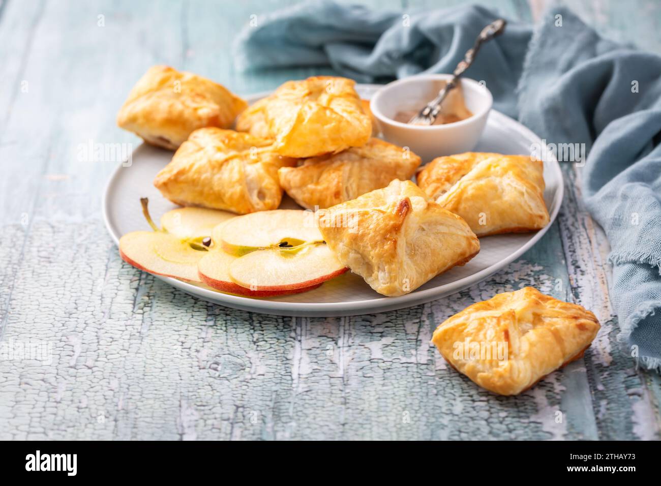 Involtini di mele fatti in casa - sfoglia con ripieno di mela e cannella Foto Stock