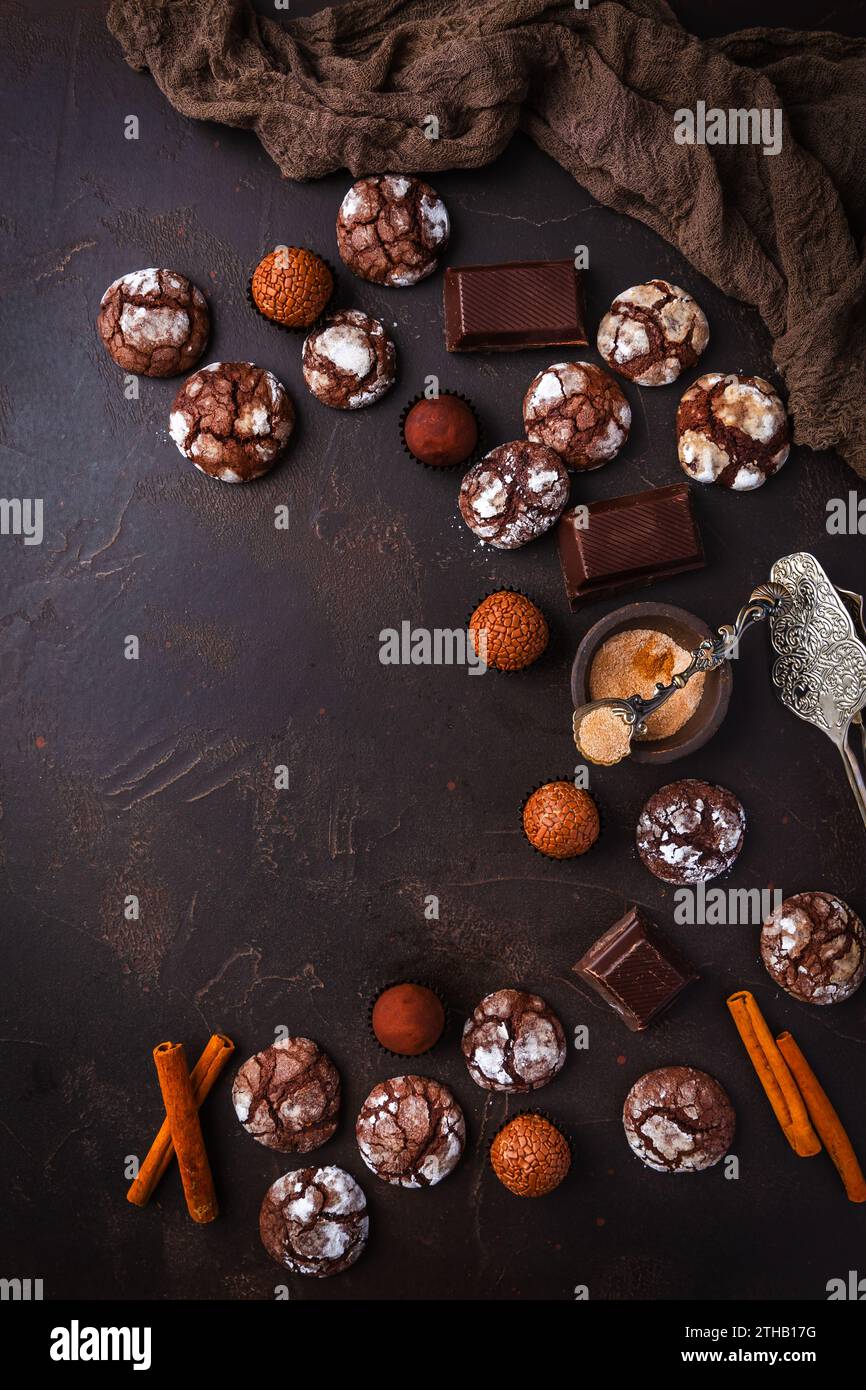 Crocchette di cioccolato fatte in casa con cioccolatini con cioccolato e cannella, biscotti natalizi e dolciumi Foto Stock