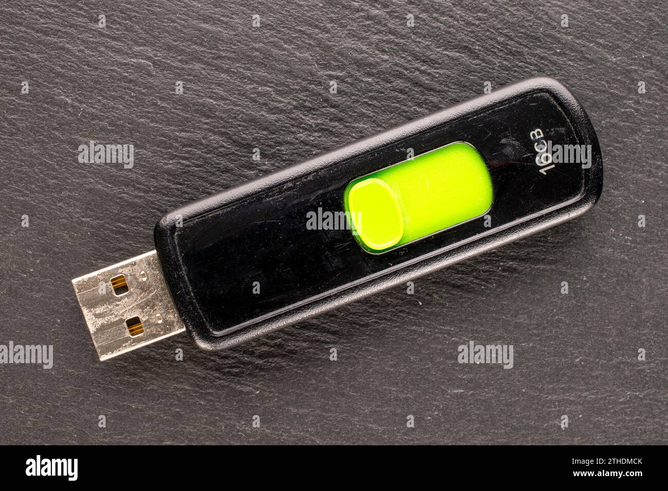 Un'unità flash USB su ardesia, macro, vista dall'alto. Foto Stock