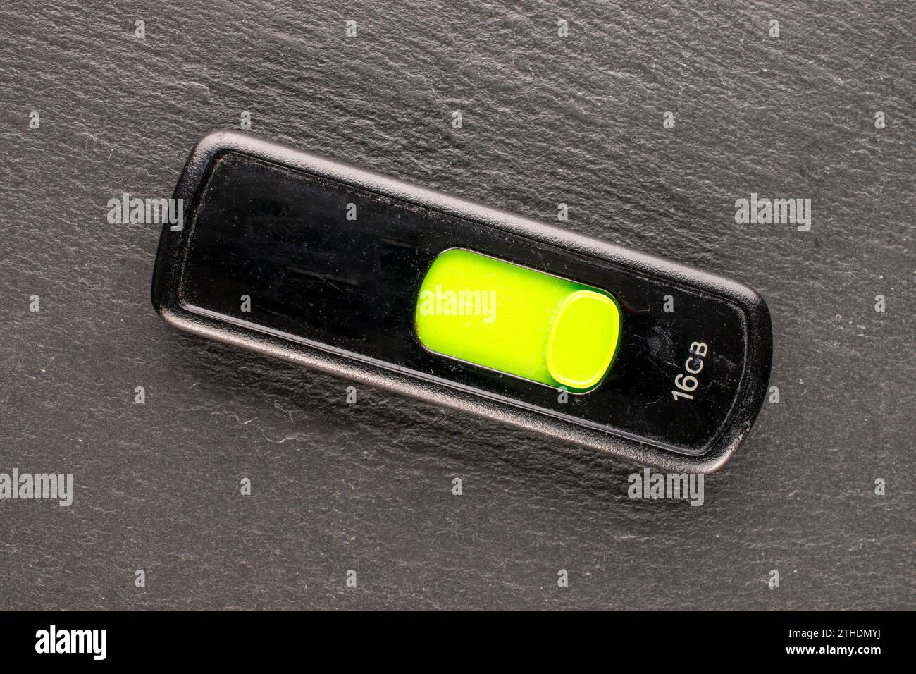 Un'unità flash USB su ardesia, macro, vista dall'alto. Foto Stock