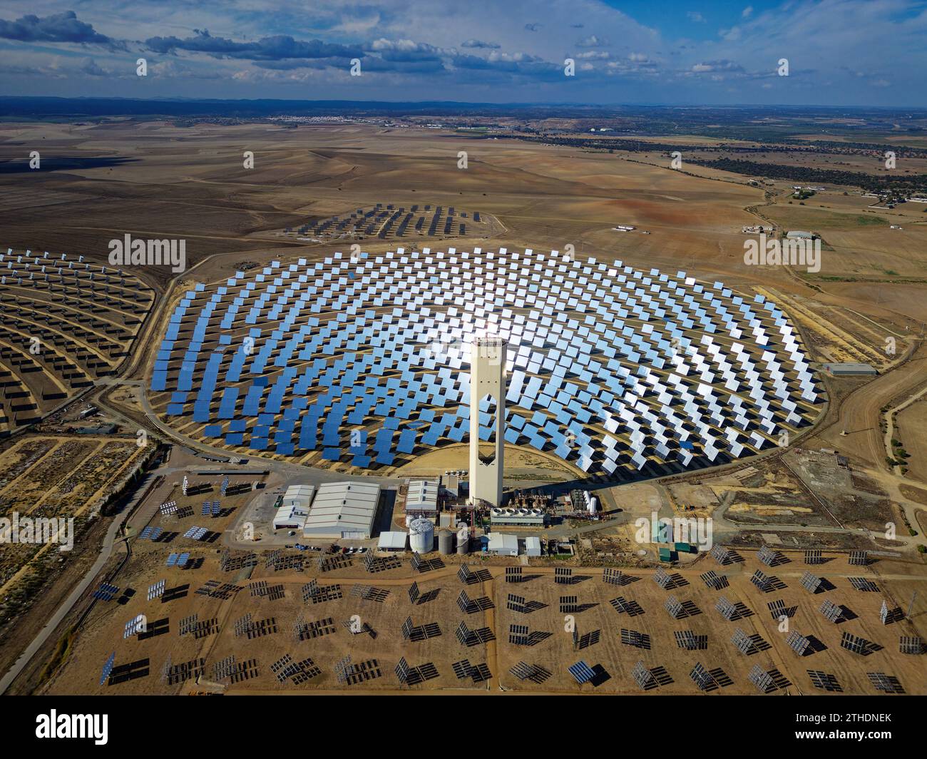 Vista aerea delle torri solari PS10 e PS20 a Sanlúcar la Mayor, Siviglia. L'incredibile impianto di energia solare della Spagna. Centrale solare concentrata Foto Stock