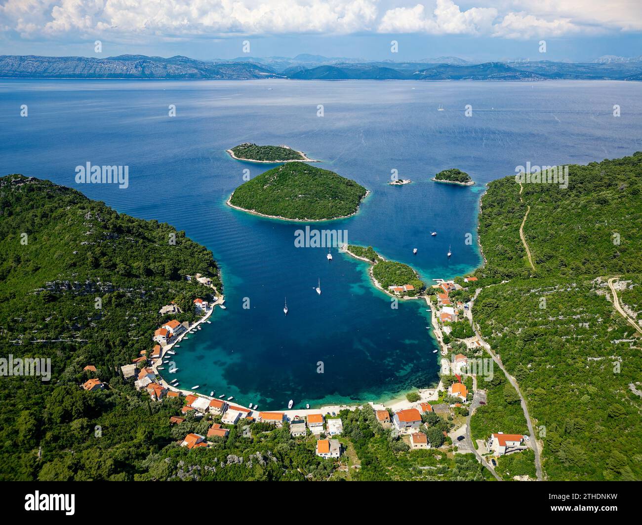 Una baia nell'isola di Mljet, Croazia. Destinazione turistica nel mare Adriatico. Un posto bellissimo per vacanze e vacanze estive. Barche e yacht attraccati. Foto Stock