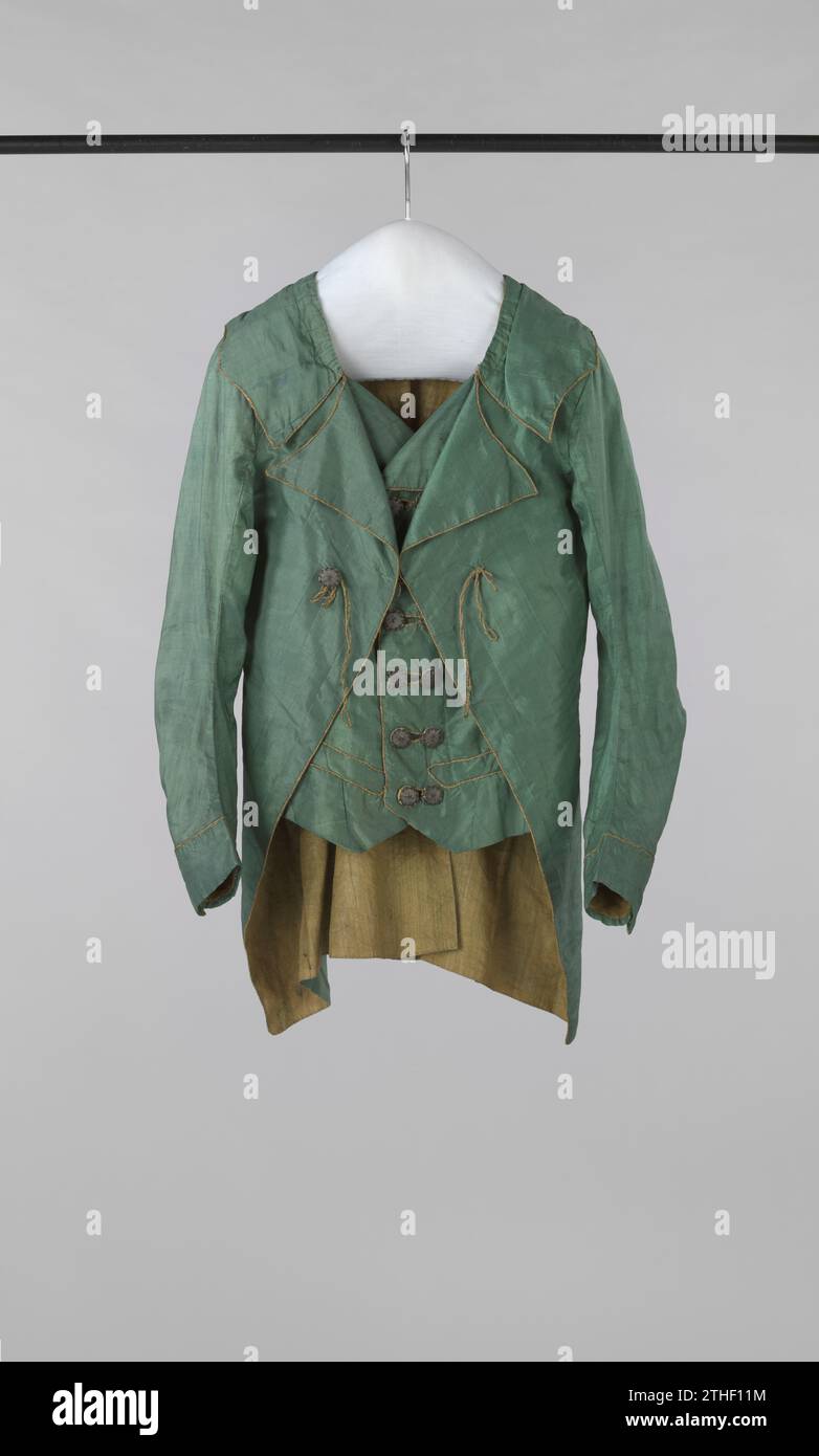 Gilet ragazzo con chiusura frontale con 12 nodi di lato changean a coste viola e filo metallico, due borse finte e colletto a punta in lino marrone e seta verde con filo oro, anonimo, 1790 - 1800 gilet ragazzo in seta verde mare (carmagnole) con galon oro. Seta inglese (forse). lino (materiale). Un gilet ragazzo di seta verde mare (carmagnole) con galon oro. Seta inglese (forse). lino (materiale). Foto Stock